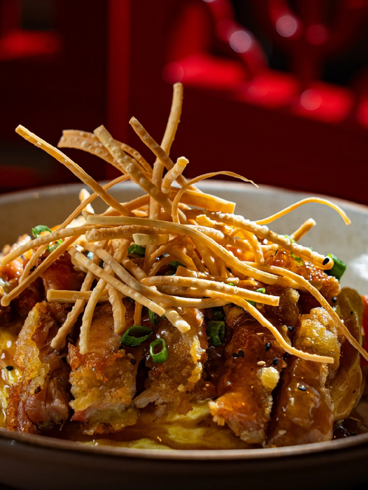 &iquest;Por qu&eacute; le decimos aeropuerto a este plato? 🥢

Algunos dicen que tiene que ver con el &ldquo;aterrizaje&rdquo; al Per&uacute; de dos de sus ingredientes: los frejolitos chinos y los tallarines.

Otros explican que las fondas donde la 