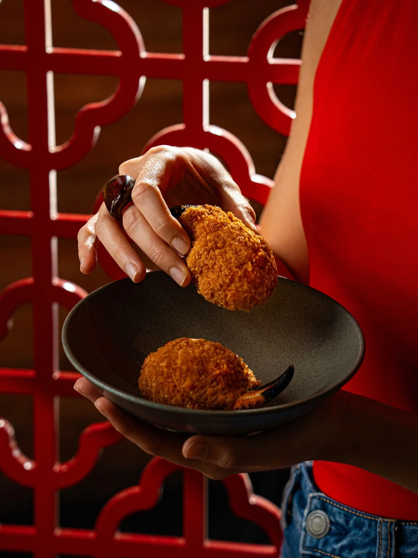 Envolver, empanizar, fre&iacute;r, remojar, morder.

A veces, la vida nos regala instrucciones muy f&aacute;ciles para ser feliz.

Eso es lo que pasa con las u&ntilde;as de cangrejo.
Un cl&aacute;sico que envolvemos con langostinos, empanizamos al pa