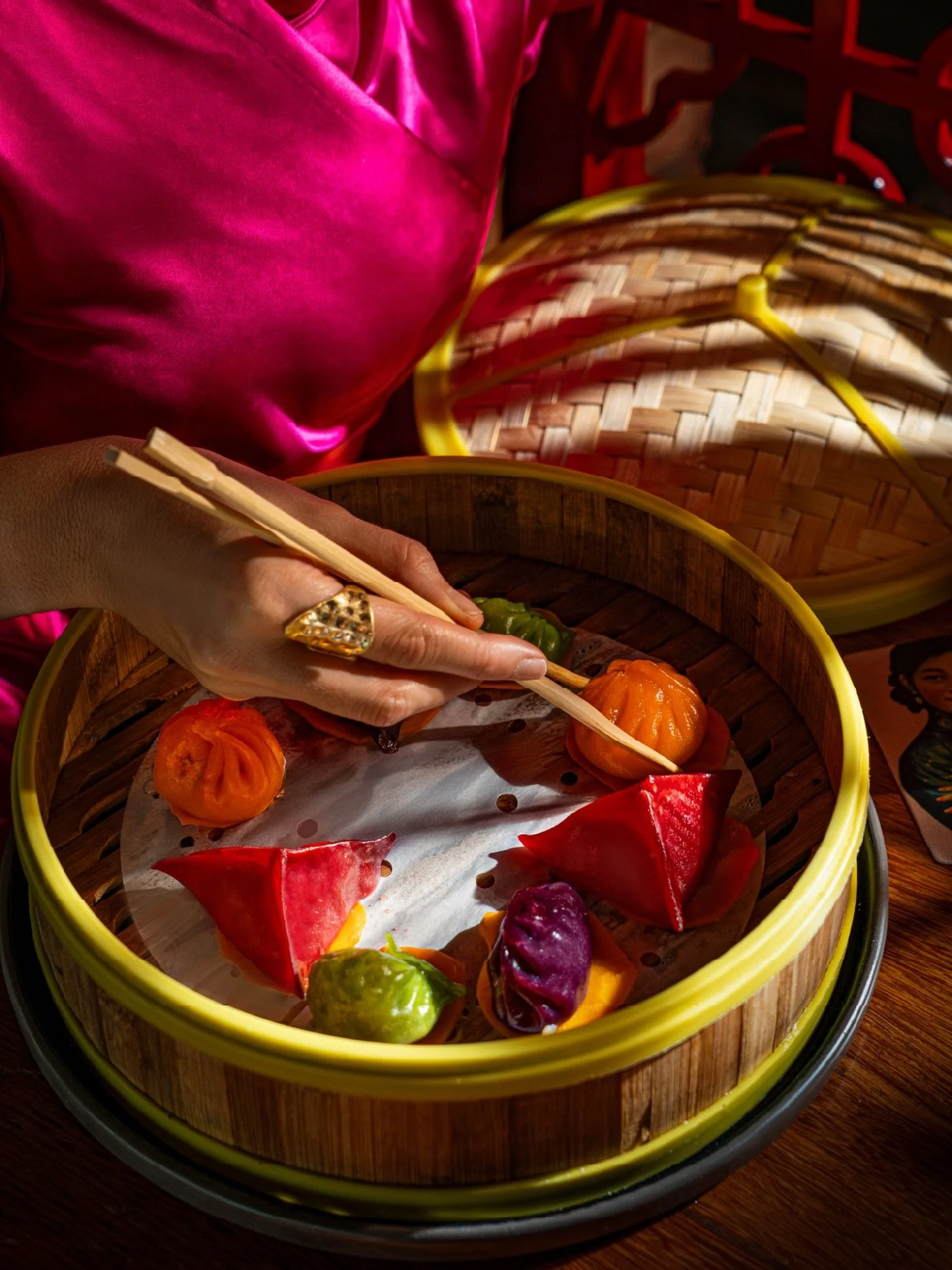 La belleza de la comida china est&aacute; en los detalles.

En la paciencia con la que se trabajan los dim sum y en todas las posibilidades que nos ofrecen.

Como estas empanaditas al vapor de colores, yemai de lomo, kaimai de pollo, shaomai de pollo
