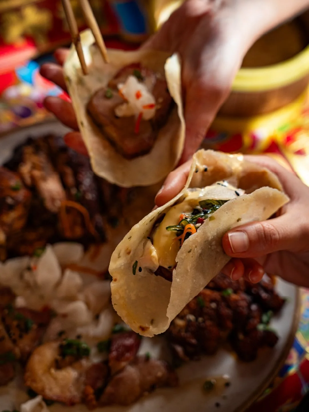 Nuestro plat&oacute;n de asados es para poner a todos de acuerdo (o no).

Cerdo, pato especiado y pollo asado en nuestro horno chino. Puedes escoger uno, dos o probarlo todo. Y como lo mejor es hacerlo a tu manera, lo acompa&ntilde;amos con encurtido
