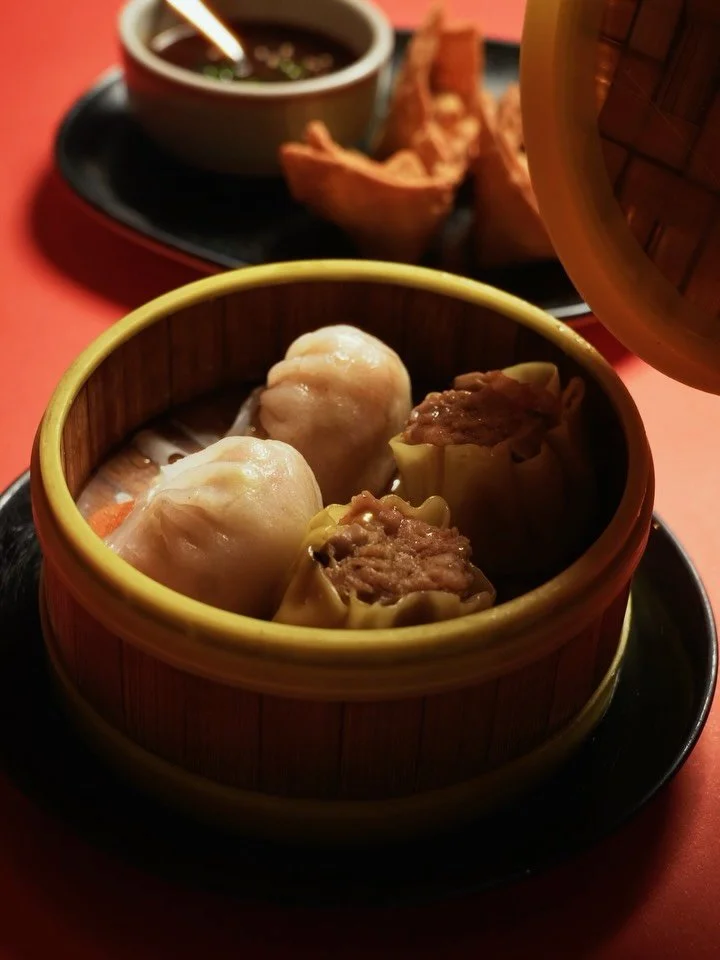 En la cultura china, los dim sum eran conocidos como peque&ntilde;os bocados que acompa&ntilde;aban el t&eacute; de viajeros y comerciantes en la ruta de la seda. 

Son &uacute;nicos. Ninguno se parece al otro porque est&aacute;n hechos a mano. Model