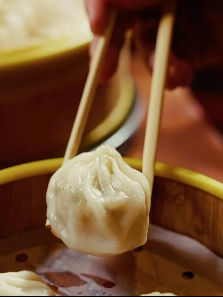 Tenemos una propuesta: dim sum party!

Si quieres quedarte en casa este fin de semana y celebrar con tus amigos sin complicarte la vida, pide unos ja kaos, siu mais y siu kaos para que todos est&eacute;n contentos.

Porque si hay dim sum, hay alegr&i