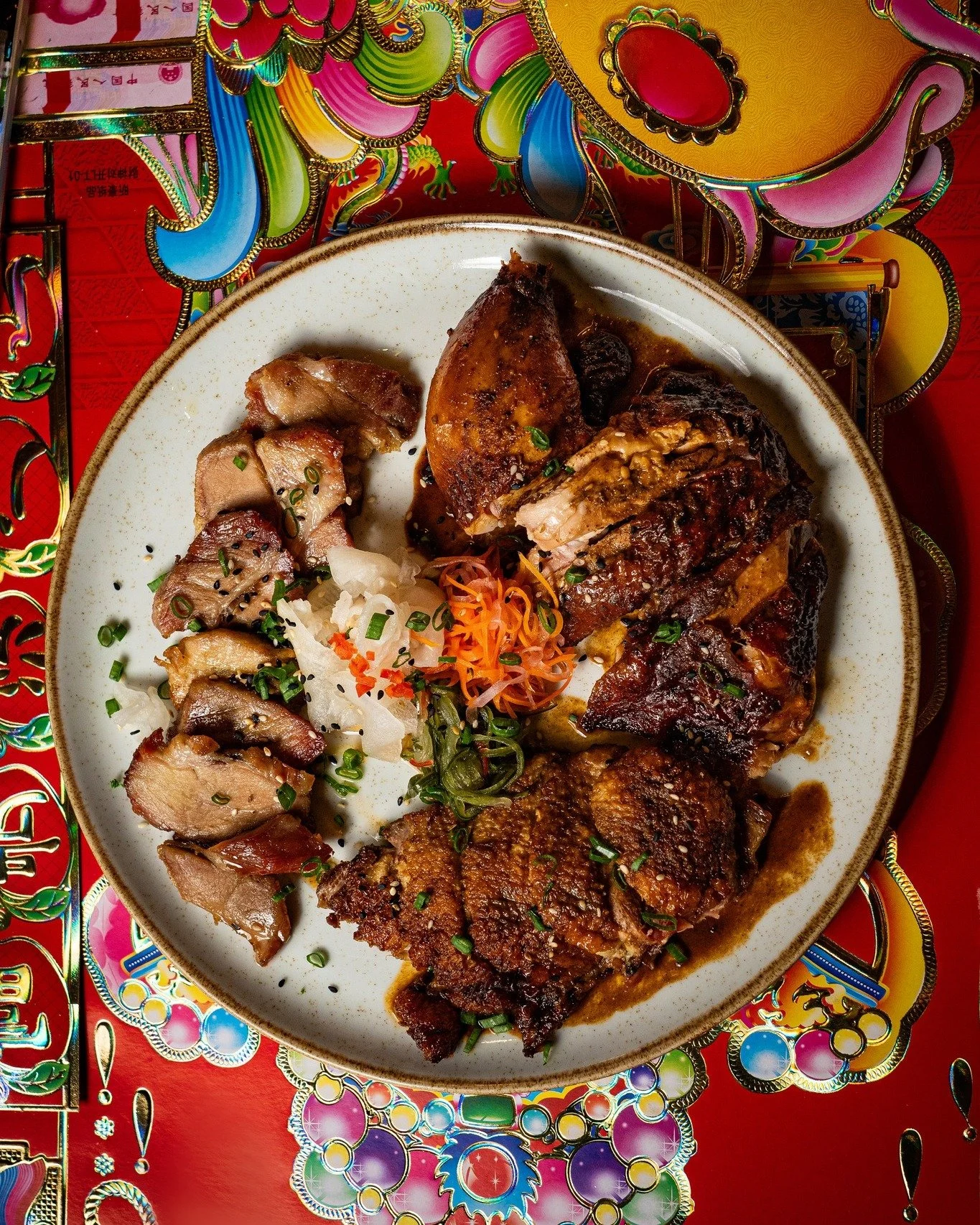 Al agua, pato&hellip; y al chifa, tambi&eacute;n. 

El pato lleva siglos siendo el protagonista de la cocina china. T&eacute;cnicas milenarias como el asado y laqueado hicieron que pasara de ser el manjar de la corte imperial china a ser, hoy, el fav