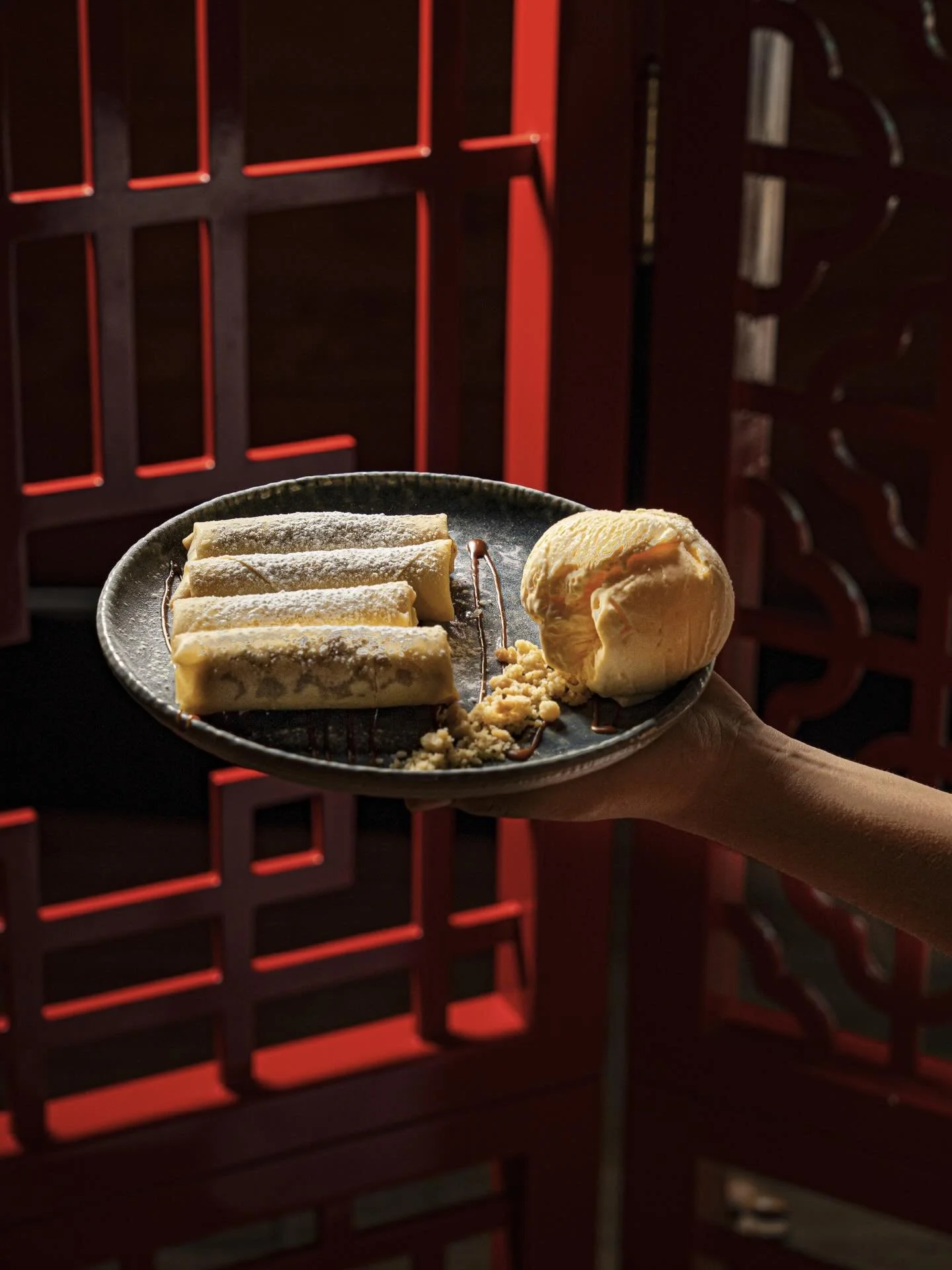En el chifa se unen corazones. 

Cuando disfrutamos lo salado con lo dulce, lo crujiente con lo suave o cuando ponemos todo en el centro para compartir, incluso al momento del postre. 

Es lo que pasa con estos rollitos crocantes de pl&aacute;tano, q