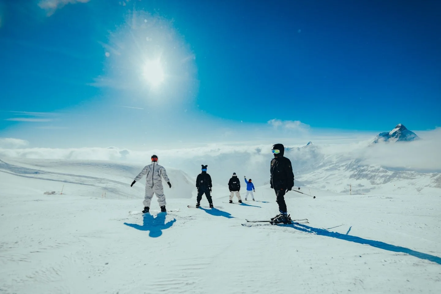 Between the Alps, carving down the mountains, magical castles, historic cities, and helicopter rides &mdash; this was our Snow Camp 2026 🇨🇭🇮🇹🇦🇹

#DXTravels