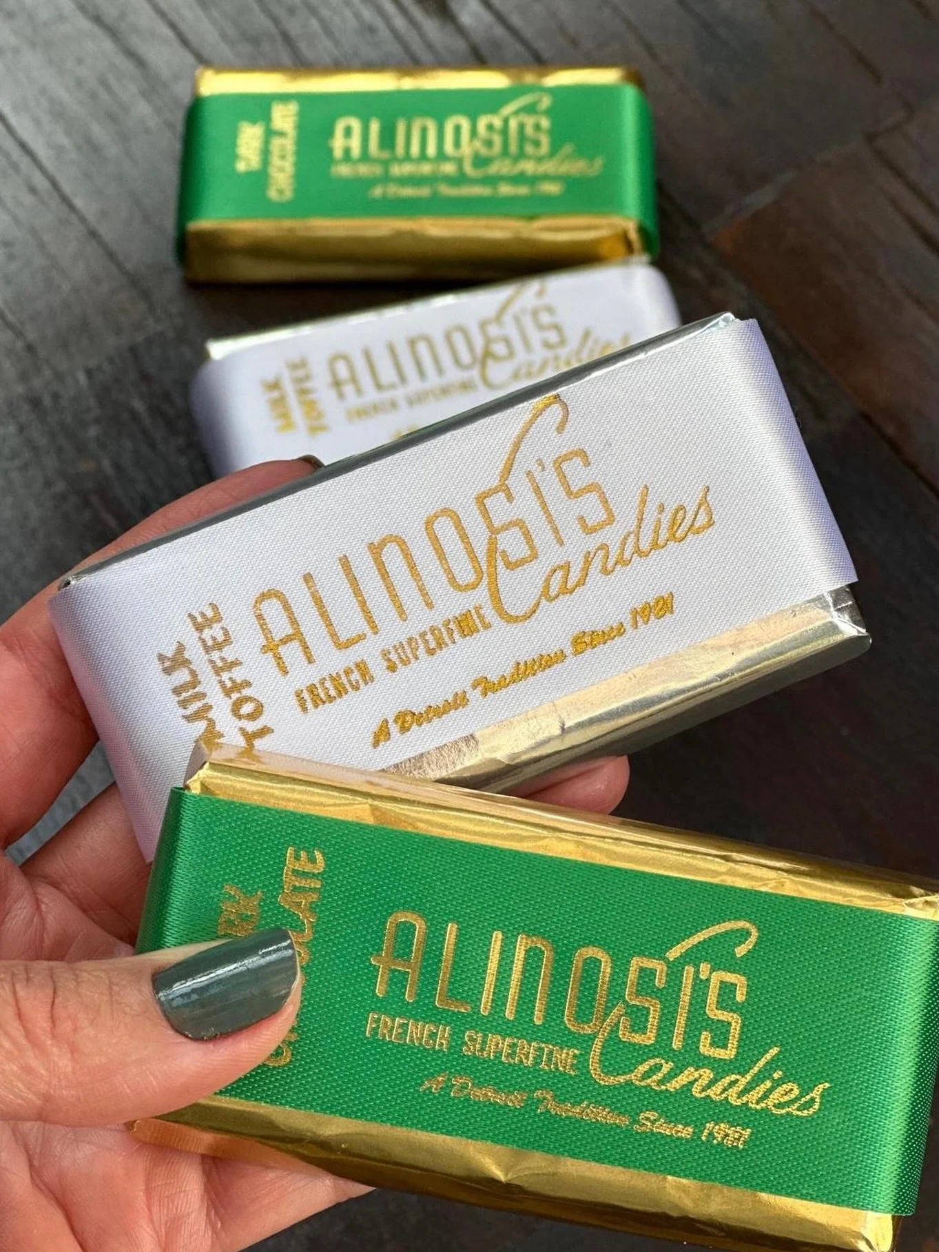 A century of elegance, wrapped in gold and silver. 🤩✨

The Alinosi Candy Collection represents over 100 years of chocolate-making tradition. Every bar is carefully wrapped by hand, finished with our signature ribbon, and crafted to deliver the rich,