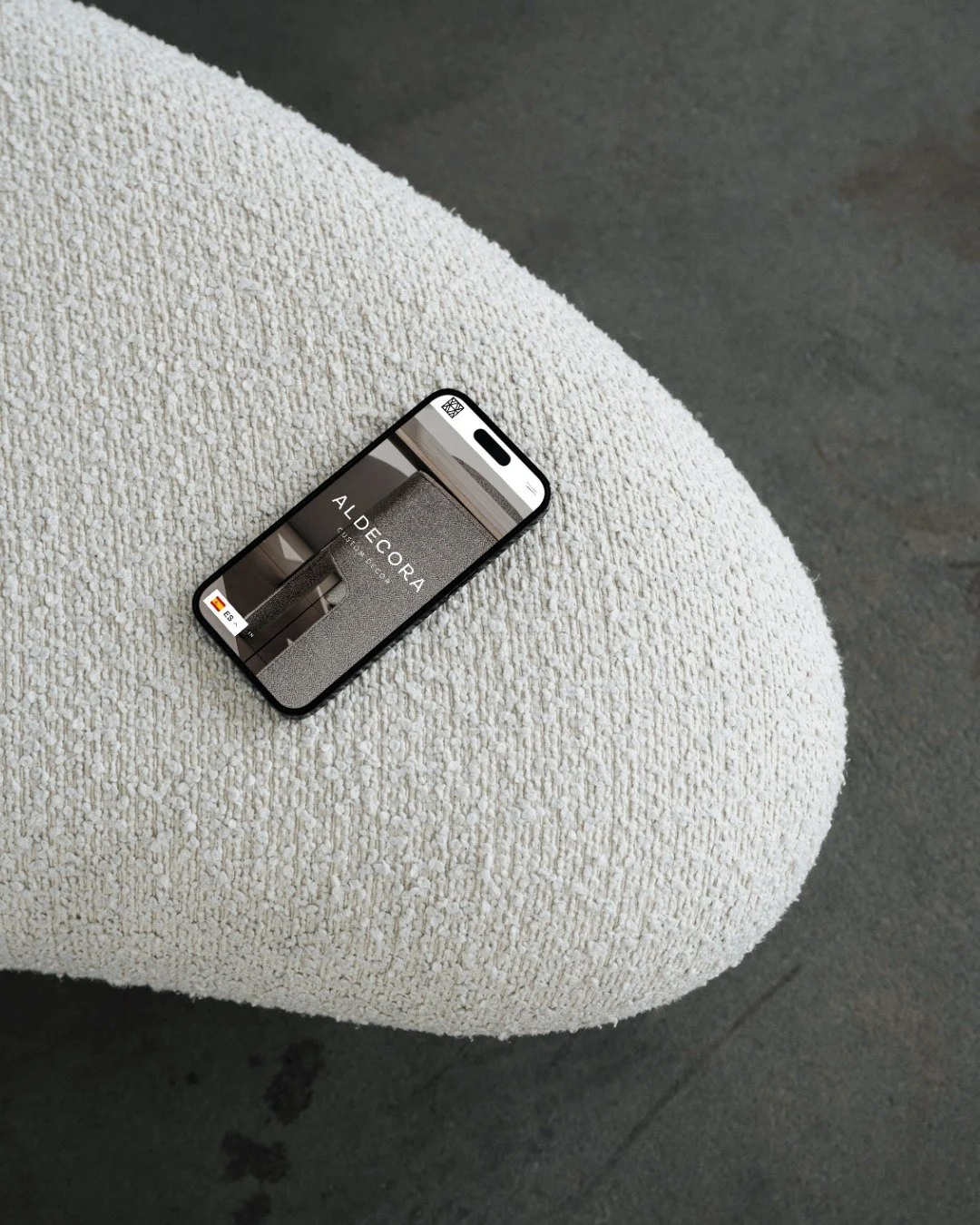 🚀_ Fase 1: El Salto Digital 
En esta primera etapa, colaboramos con el estudio creativo Cool Marbelous para desarrollar una p&aacute;gina web alineada con su branding. Tambi&eacute;n nos encargamos de toda la infraestructura t&eacute;cnica:

🌐 Domi