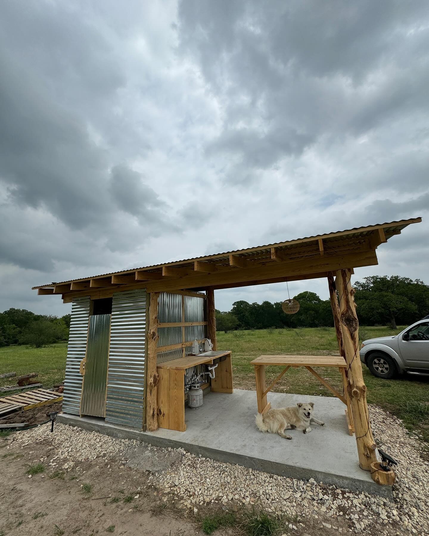 We just have to keep geekin&rsquo; on our super beautiful bathhouse! 😍😍😍😍

Come stay with us!

#starloveranch #farmanimalsanctuary #vegananimalsanctuary #giddings #dimebox #texas #austin #veganfortheanimals #vegansoftexas #texasvegans #texasvegan