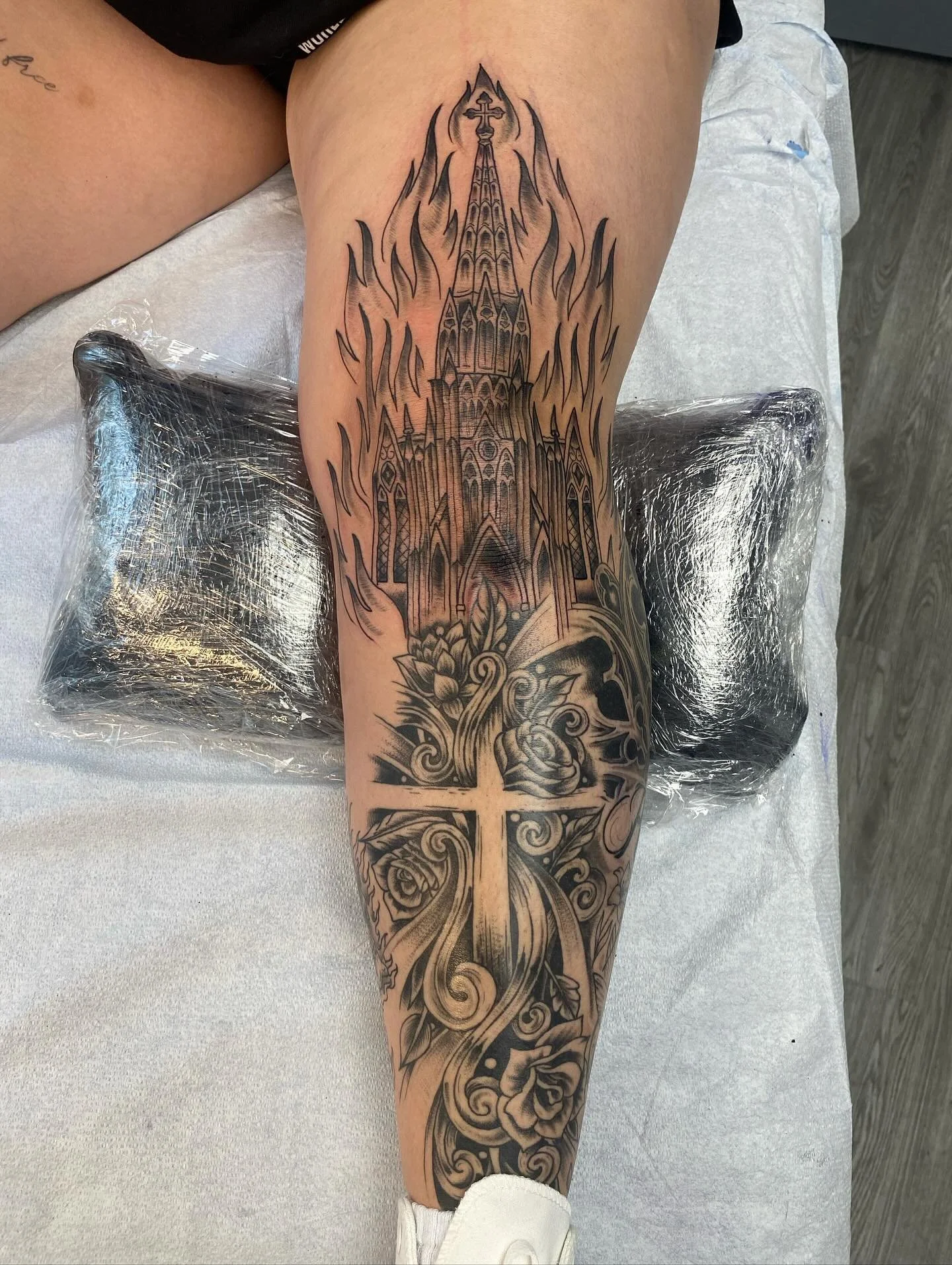 Addition to this leg sleeve right over the knee, ➡️🎥

Back in the shop after a much needed vacation. Hit me up to square away those appointments! 
DM or call 978-278-5203
#