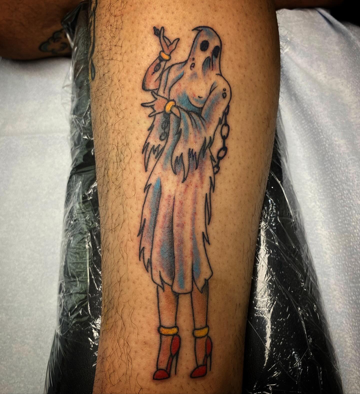A ghoulish delight from @jrotattoos line drawing book! 

Got a few spots left for the rest of the month and booking end of July! Hit me up to get in!

Done at @thousandneedlestattoo #peabody #salem #traditionaltattoo #ghosttattoo #spookytattoo #pinup