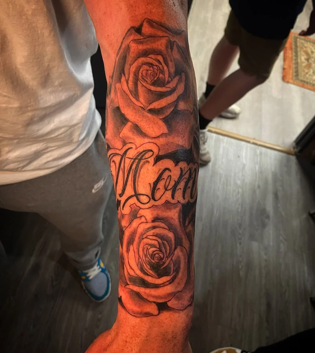 Roses and script! Never get sick of these kind of tattoos! If you&rsquo;re interested in something like this hit me up!

Done at @thousandneedlestattoo