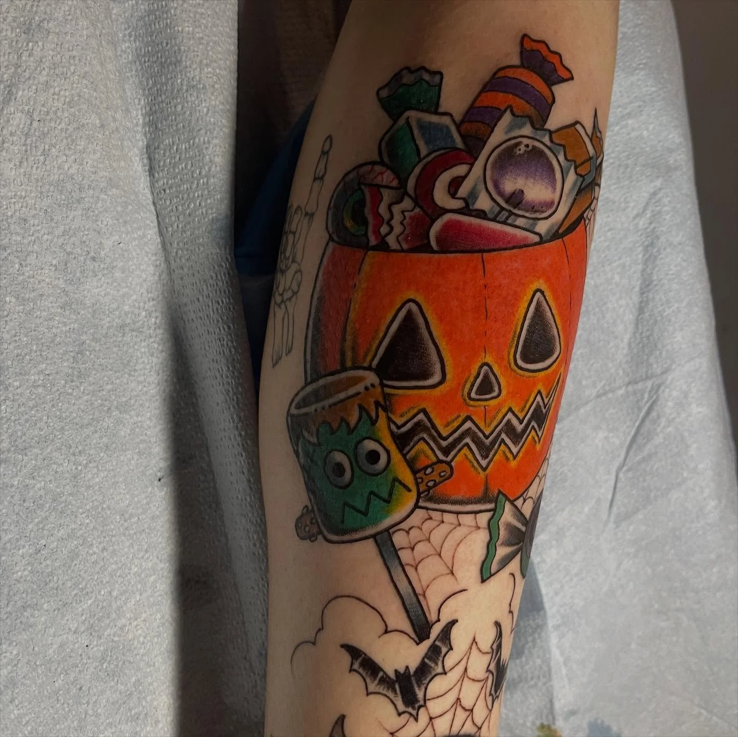Start of a candy leg, and what a way to start. Halloween candy to celebrate the season. Now is the time to start your big projects, and have then done and healed for the warm season! Message me to book ASK FOR JRO!
