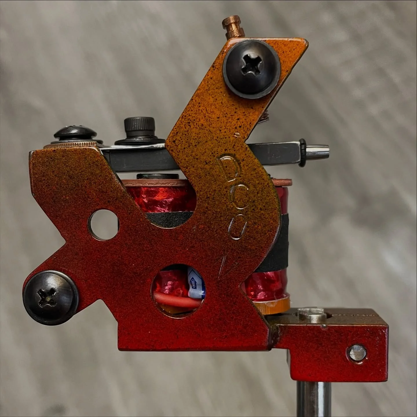 Daily liner! Good for any grouping between 5.5-7.5 volts. 350$ shipped or hand delivered to you if you&rsquo;re local. Thanks for supporting tattooing🙏
100% hand made by me here in Salem MA except coil cores and washers from @brandynfeldman If you w