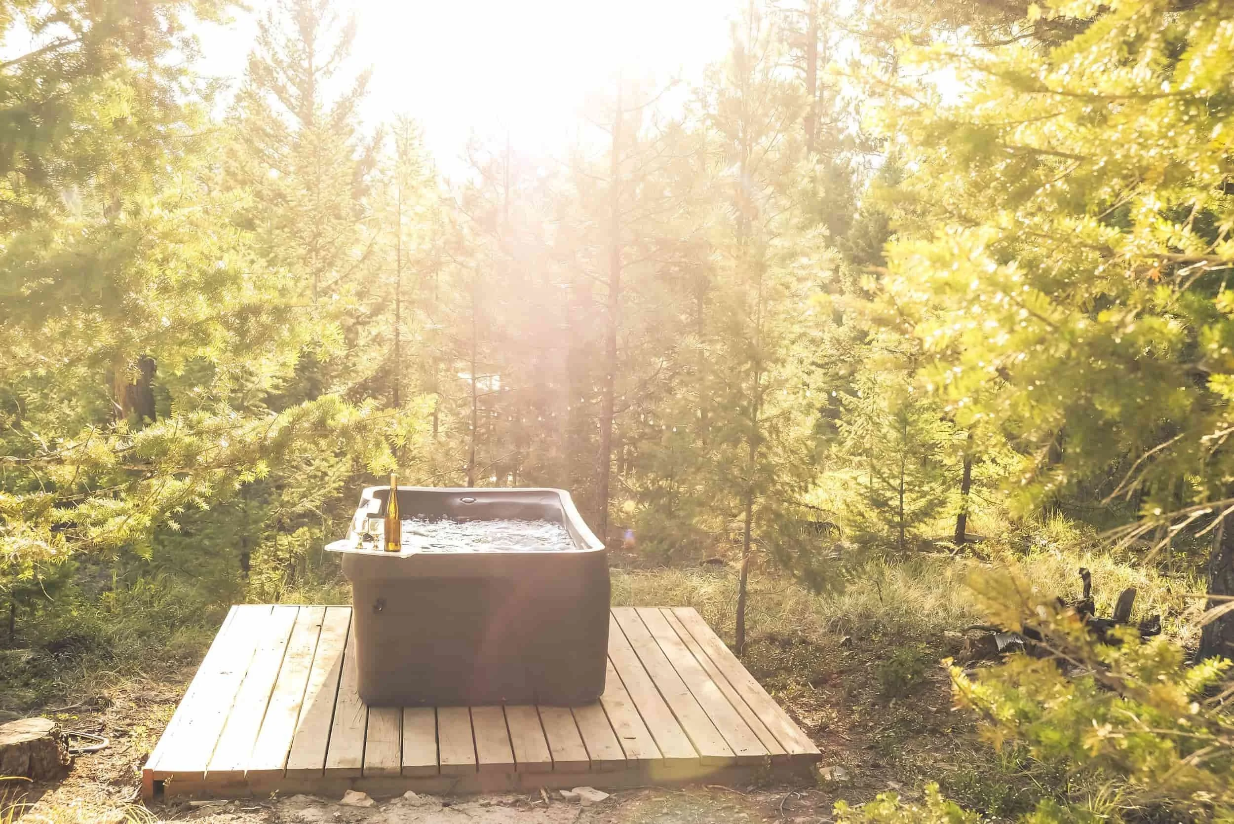 Two-seater+hot+tub+for+stargazing+at+The+Hohnstead+glamping+resort+near+Missoula+Montana