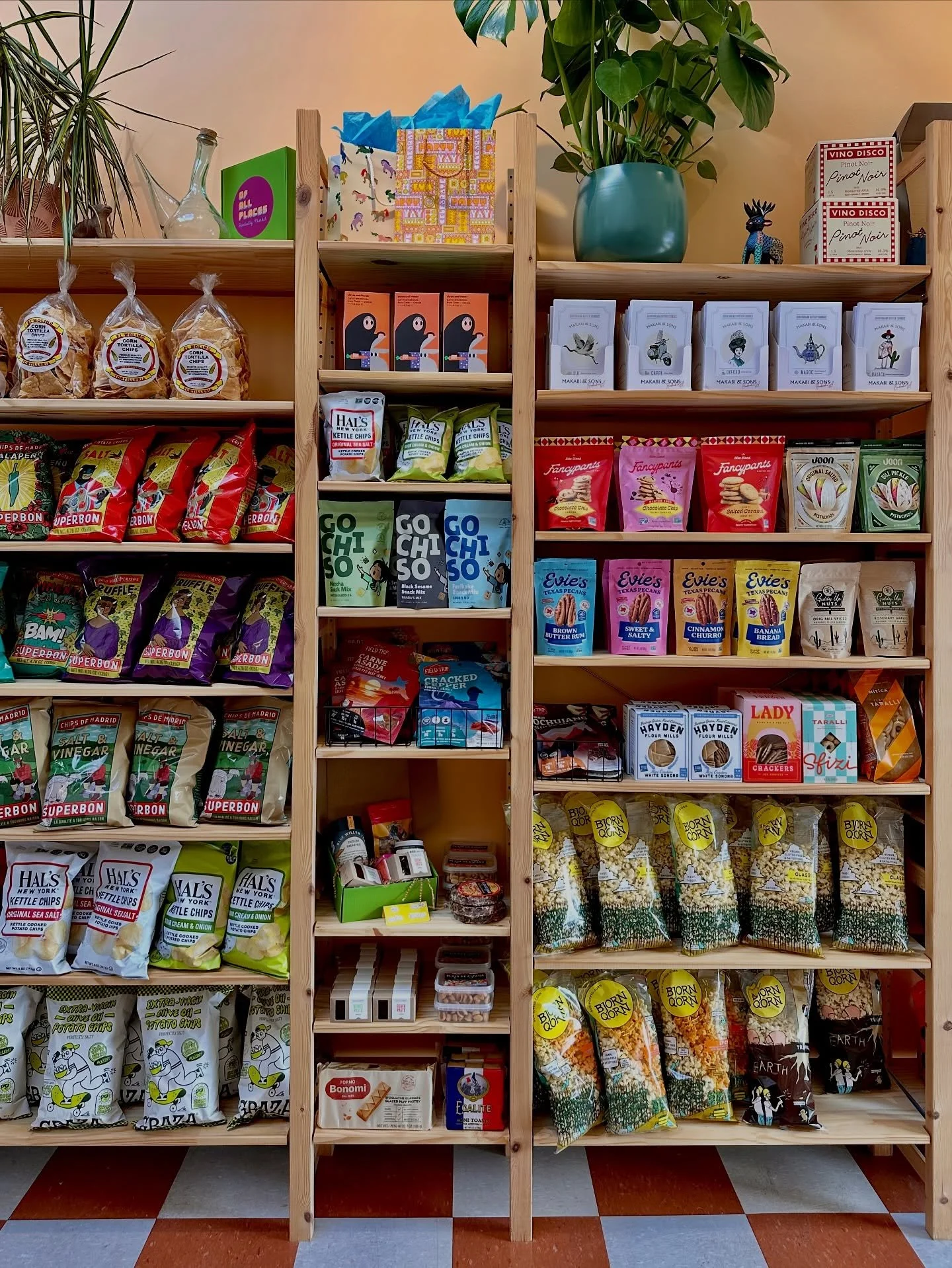 It&rsquo;s snack time! Come pick up your favorites 🛒