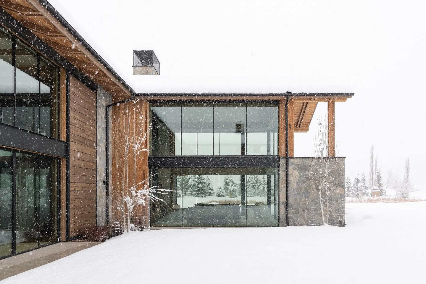 Life at WJ Ranch unfolds in constant dialogue with its environment. Snow-covered slopes and evergreen hills become part of the seasonal experience, visible from nearly every space and reinforcing the Aspen way of living with a deep connection to natu