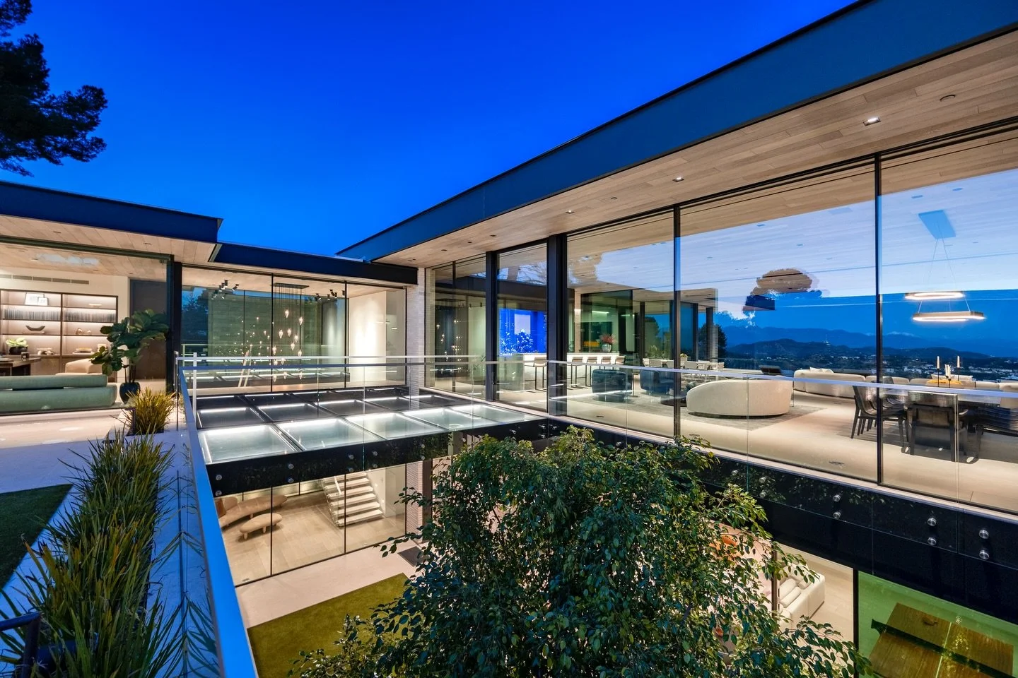 In the hours after sunset, this residence by @mccleandesign stands front and center, while the city and mountain views quietly fade.

Architect: @mccleandesign
Builder: @tylerdevelopment 
Interior Designer: @lmidinc 

#titoni #luxurywindows #windowsa