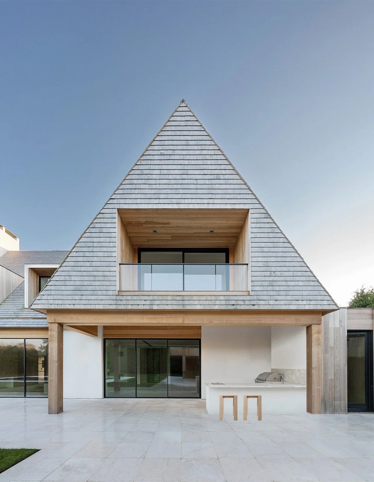 Waiting for the sounds of summer to fill the air at Swans Neck, a study in modern coastal materials and effortless indoor-outdoor living designed by @studio3h.

Architect: @studio3h 

#titoni #slidingdoors #luxurywindows #windowsanddoors #windows