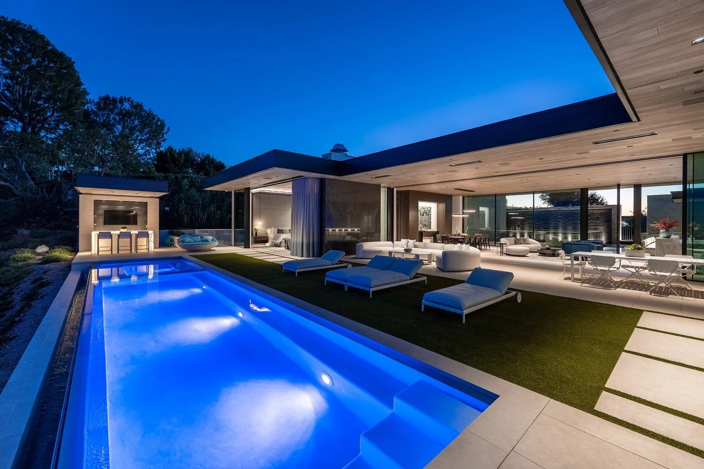 The Walker Residence highlights a constant dialogue between its architecture and the Beverly Hills surroundings. From the pool area to the indoor living areas and bedrooms, @mccleandesign creates a seamless transition throughout the entire estate. It