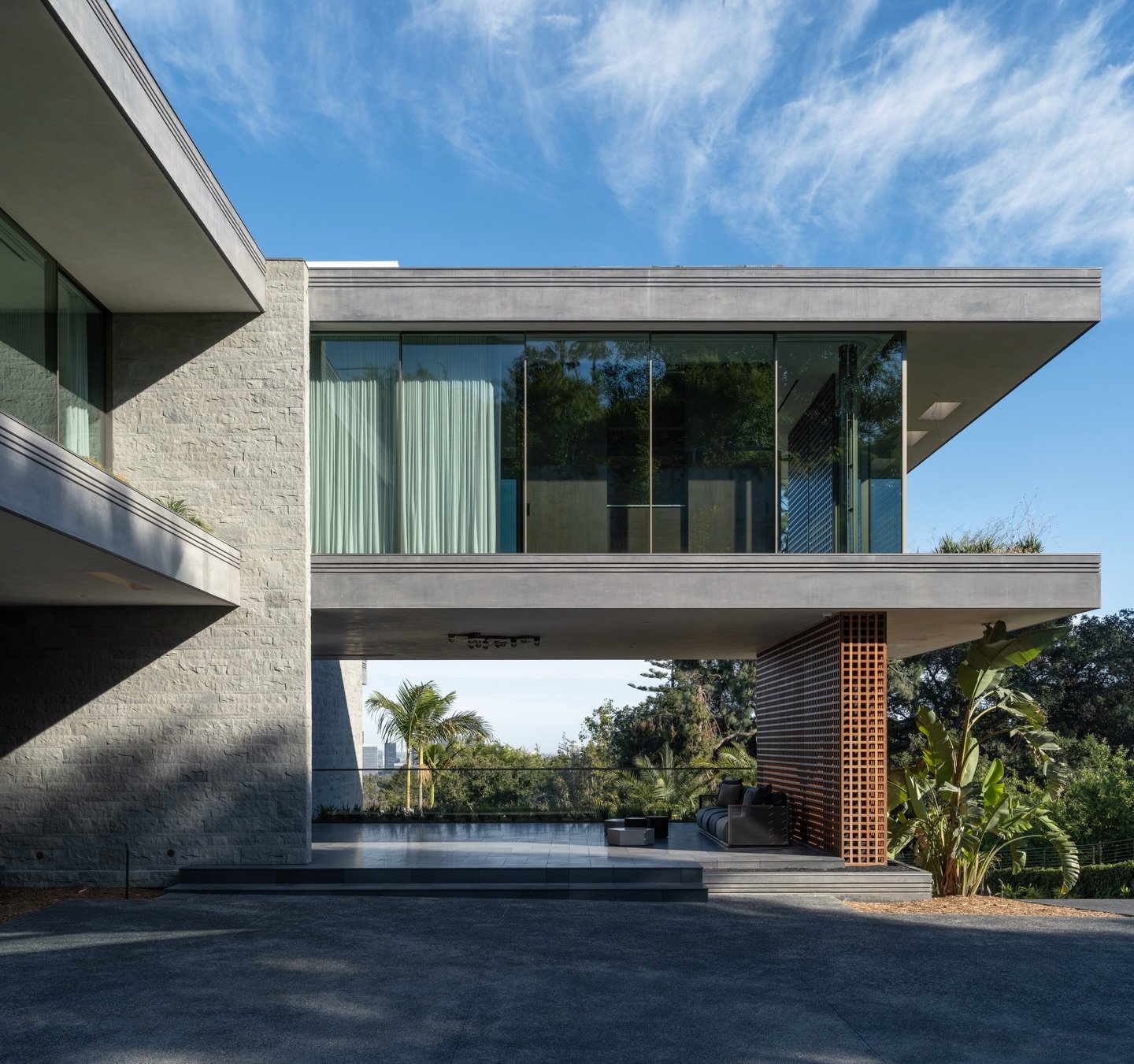The art of living within a view. At St. Cloud, floor-to-ceiling glass showcases the iconic Bel Air landscape, setting a stunning backdrop for everyday living. 

Architect: @designbulli

#luxurywindows #windowsanddoors #windows #slidingdoors #luxuryho
