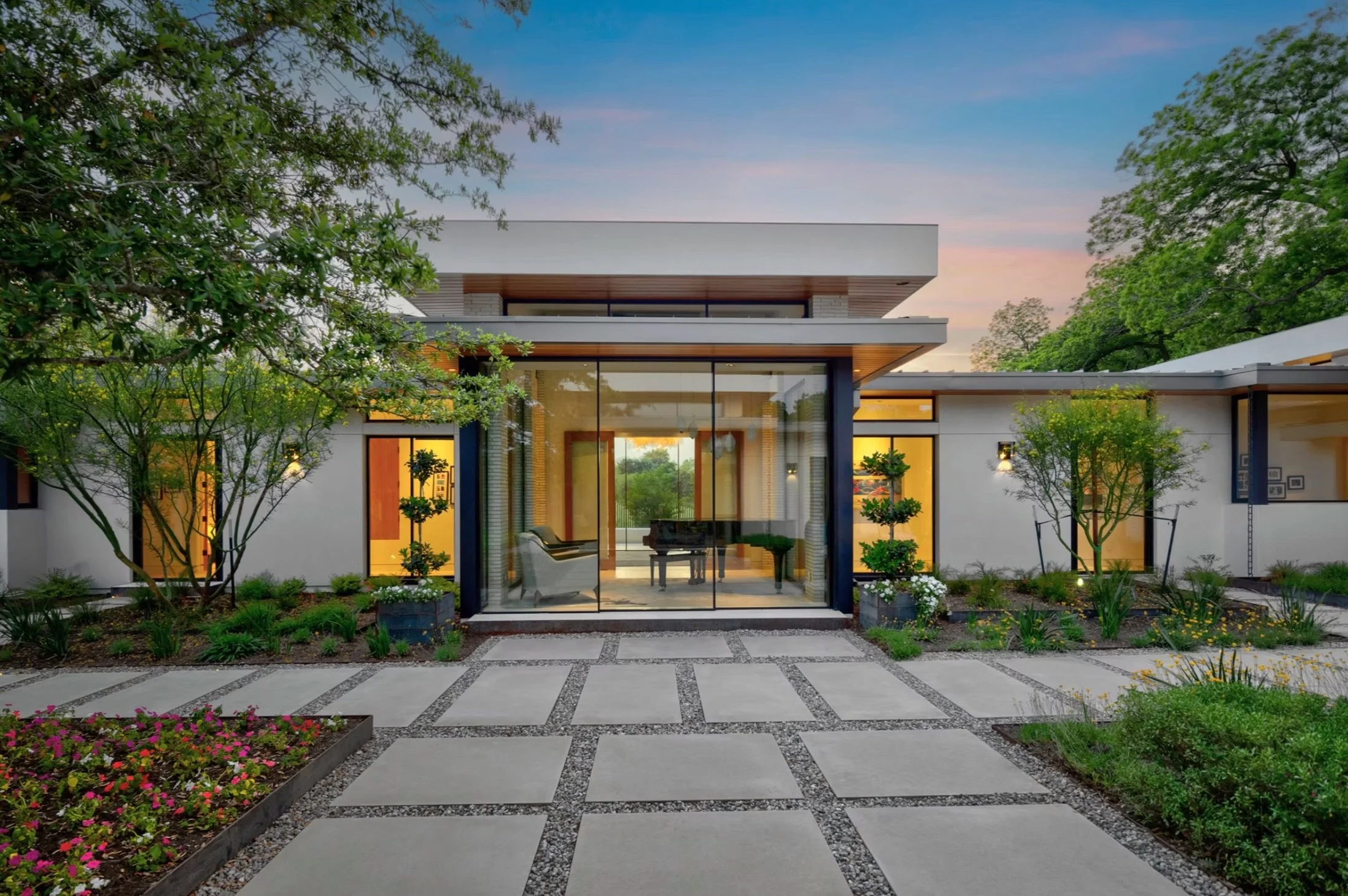 Defining the modern standard at the water&rsquo;s edge. This estate by @amesdesignbuild brings an unparalleled luxury living experience to Lake Austin.

Design and Build: @amesdesignbuild 

#luxurywindows #windowsanddoors #windows #slidingdoors #luxu