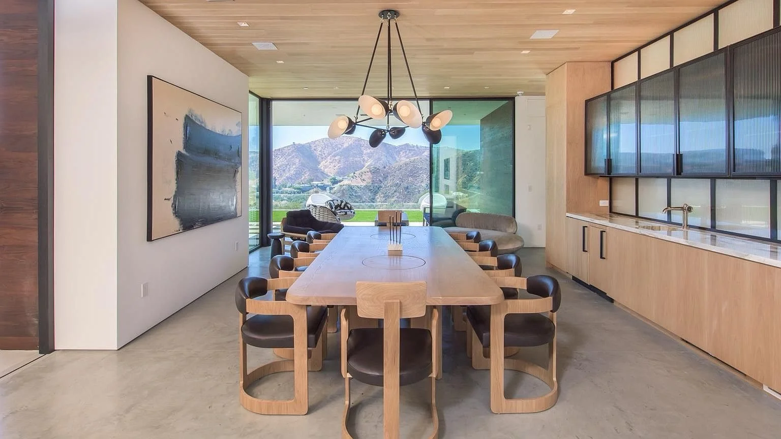 Elevated dining where the hillside serves as the backdrop and luxury knows no bounds. Bright, open, and overlooking the prestigious heights of Bel Air. 

Architect: @noah_walker 

#luxurywindows #windowsanddoors #windows #slidingdoors