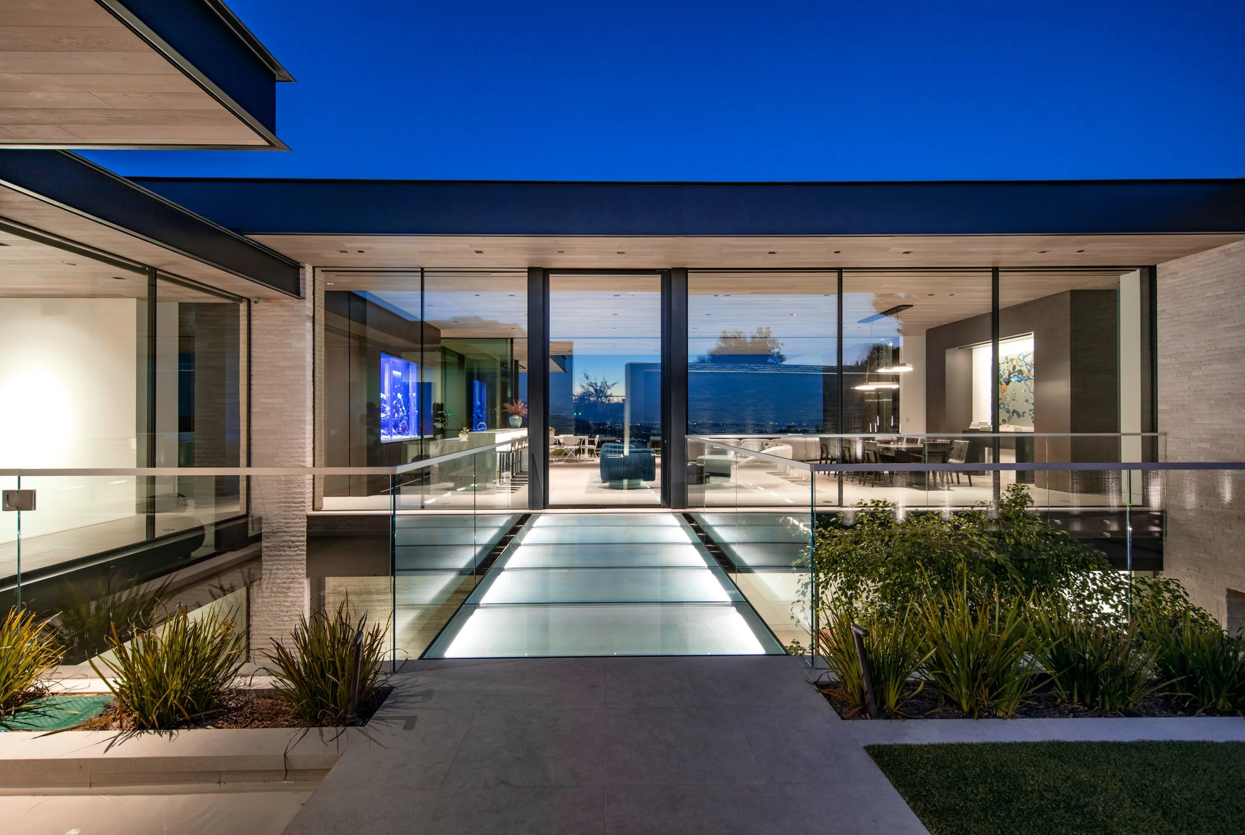 A study in seamless transitions from inside to out. The Walker Residence designed by @mccleandesign allows the boundaries between indoor and outdoor spaces to simply fade away.

Architect: @mccleandesign
Builder: @tylerdevelopment
Interior Designer: 