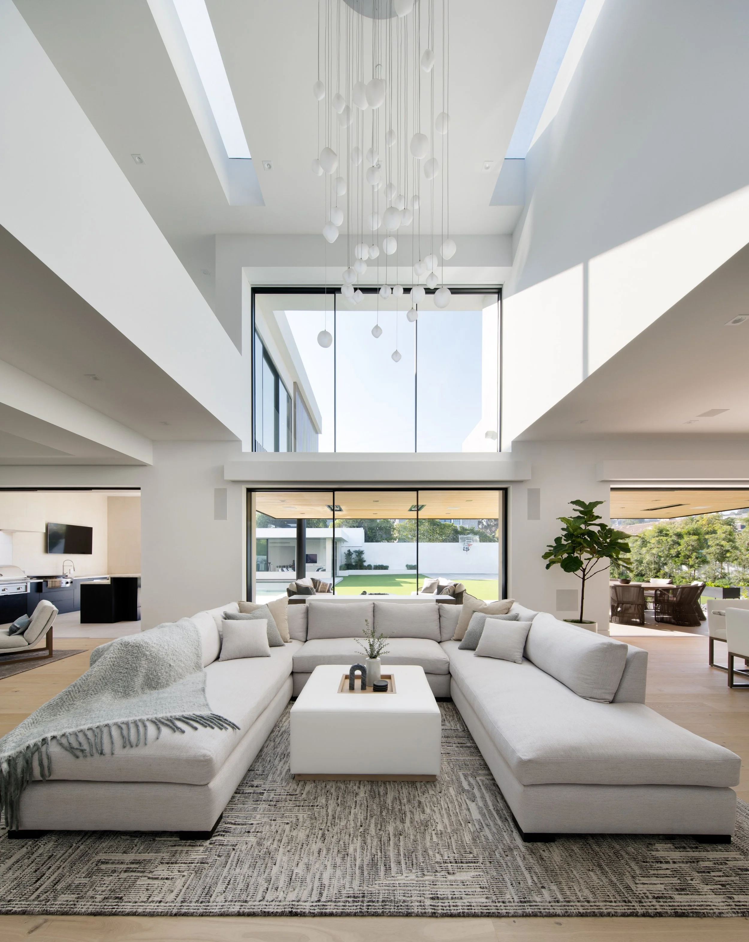 The best of Manhattan Beach living. Natural light takes center stage in a residence built for effortless indoor-outdoor flow.

Architect: @laneylainc
Builder: @rjsmithconstruction_

#luxurywindows #windowsanddoors #windows #slidingdoors #luxuryhomes