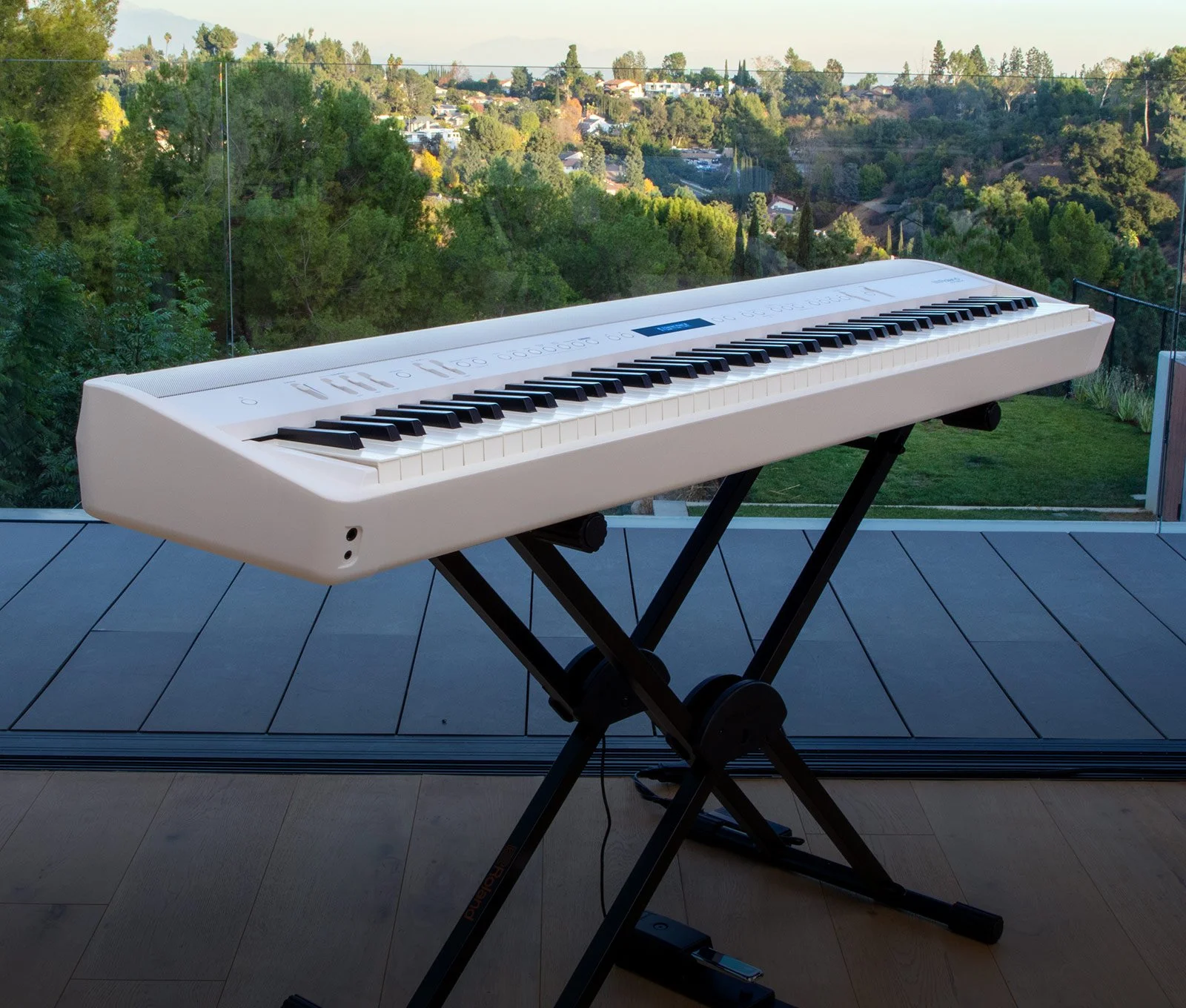 Yamaha Clavinova CLP-735 vs Roland FP-90X: Which is the Best Digital Piano for You?