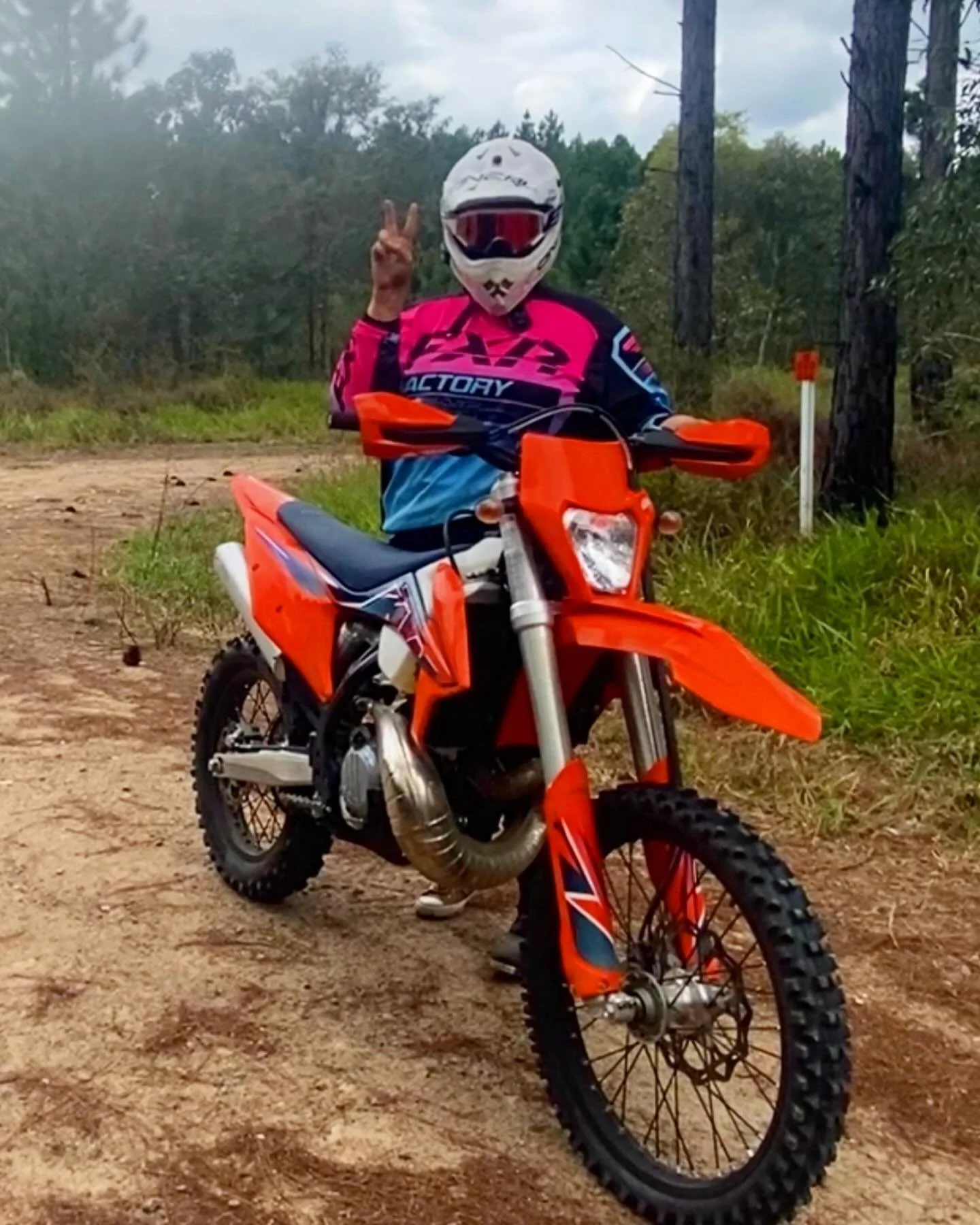 First time on a 2 stroke for our one leg wonder! 😂🤠🤠 she&rsquo;s decided to stick our 4 strokes for now! But absolutely loved the chance to give something new and a scary a go with support!!