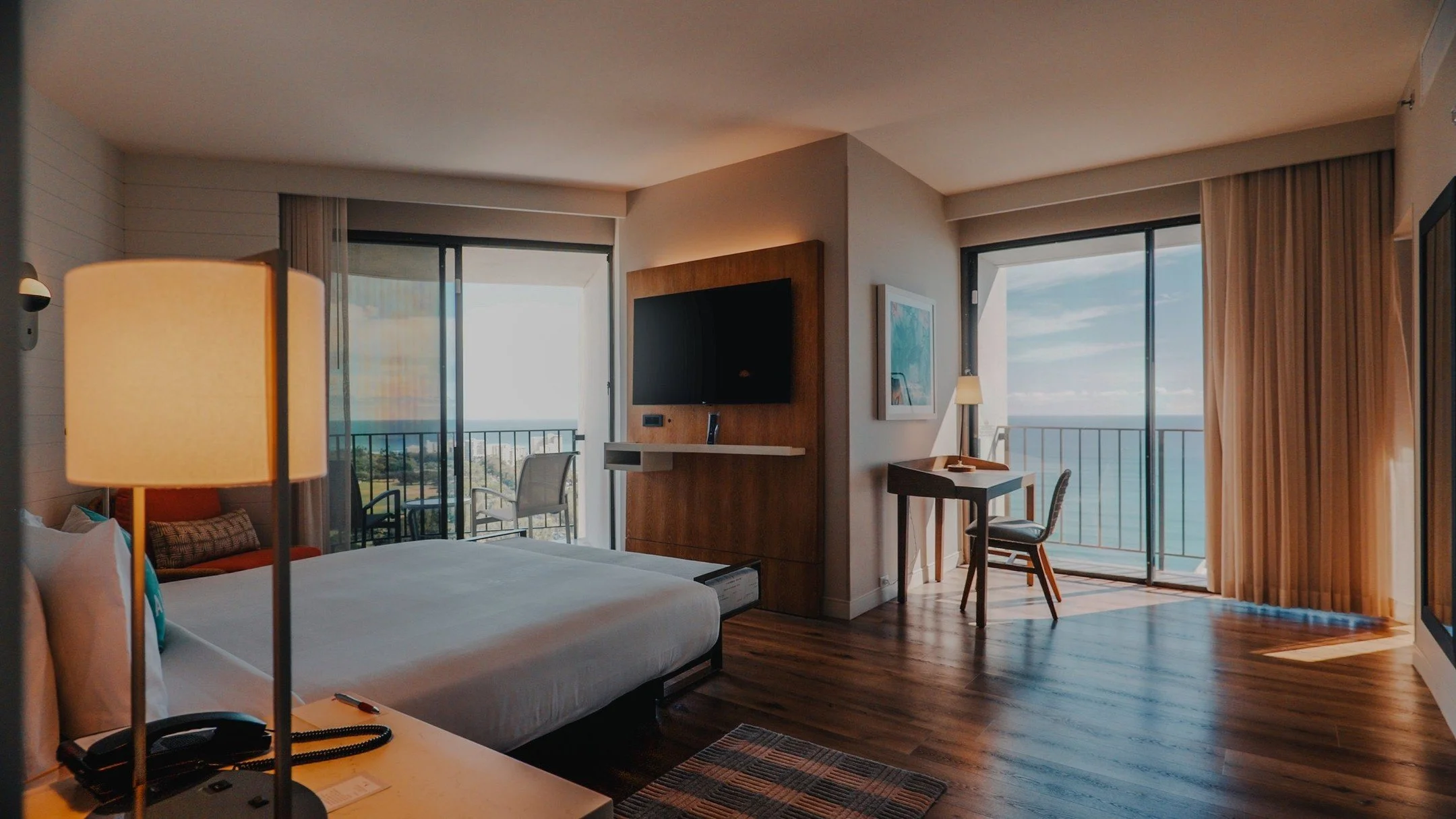 Island escape at the @marriottwaikiki 🌺✨ This luxurious suite boasts warm wooden floors, bathed in natural light, with breathtaking views of Waikiki Beach on the horizon. Paradise awaits!
.
.
.
.
.
.
#WaikikiBeach #marriottwaikiki #luxurytravel #dia