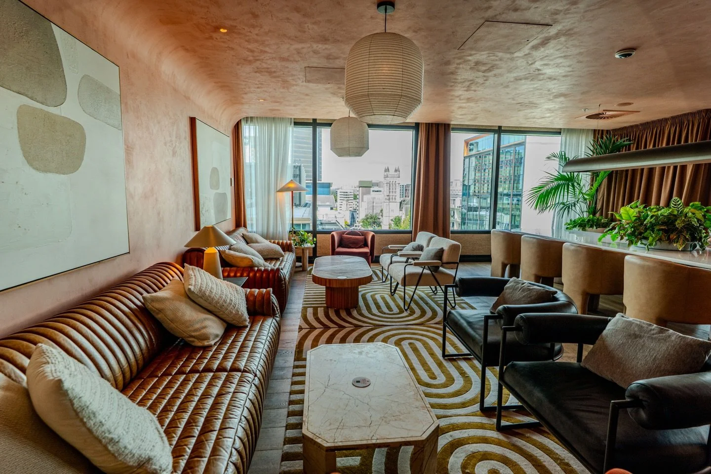 Our recent production at @sunsetbar.nz was all about capturing atmosphere. The light, the movement, the sound, the detail in every pour. @sudimahotels 

#HotelVueProductions #sudima #rooftopbar #hotel #hospitalitydesign