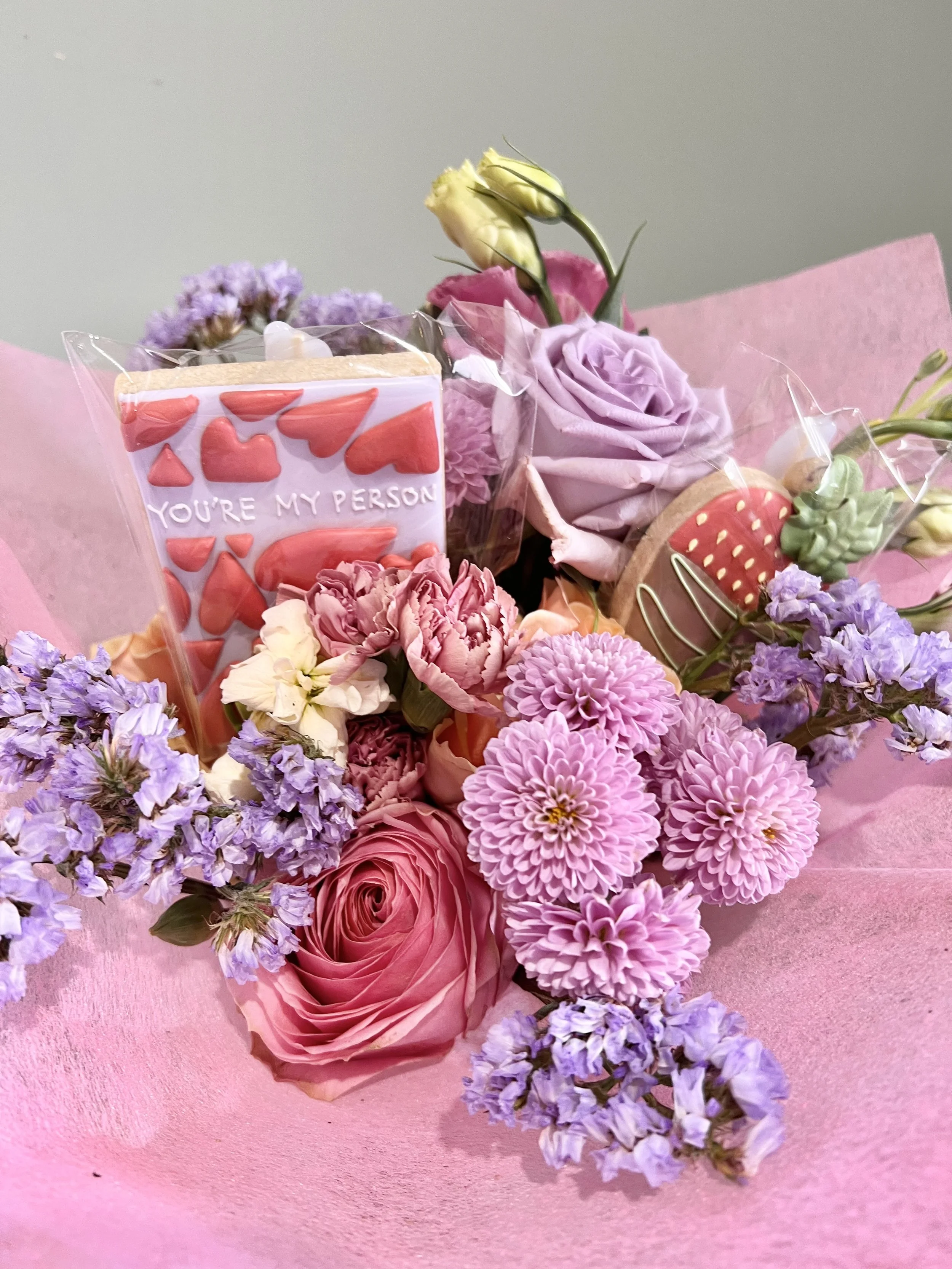 "Cutie" Deluxe Wrapped Bouquet w/ Cookies