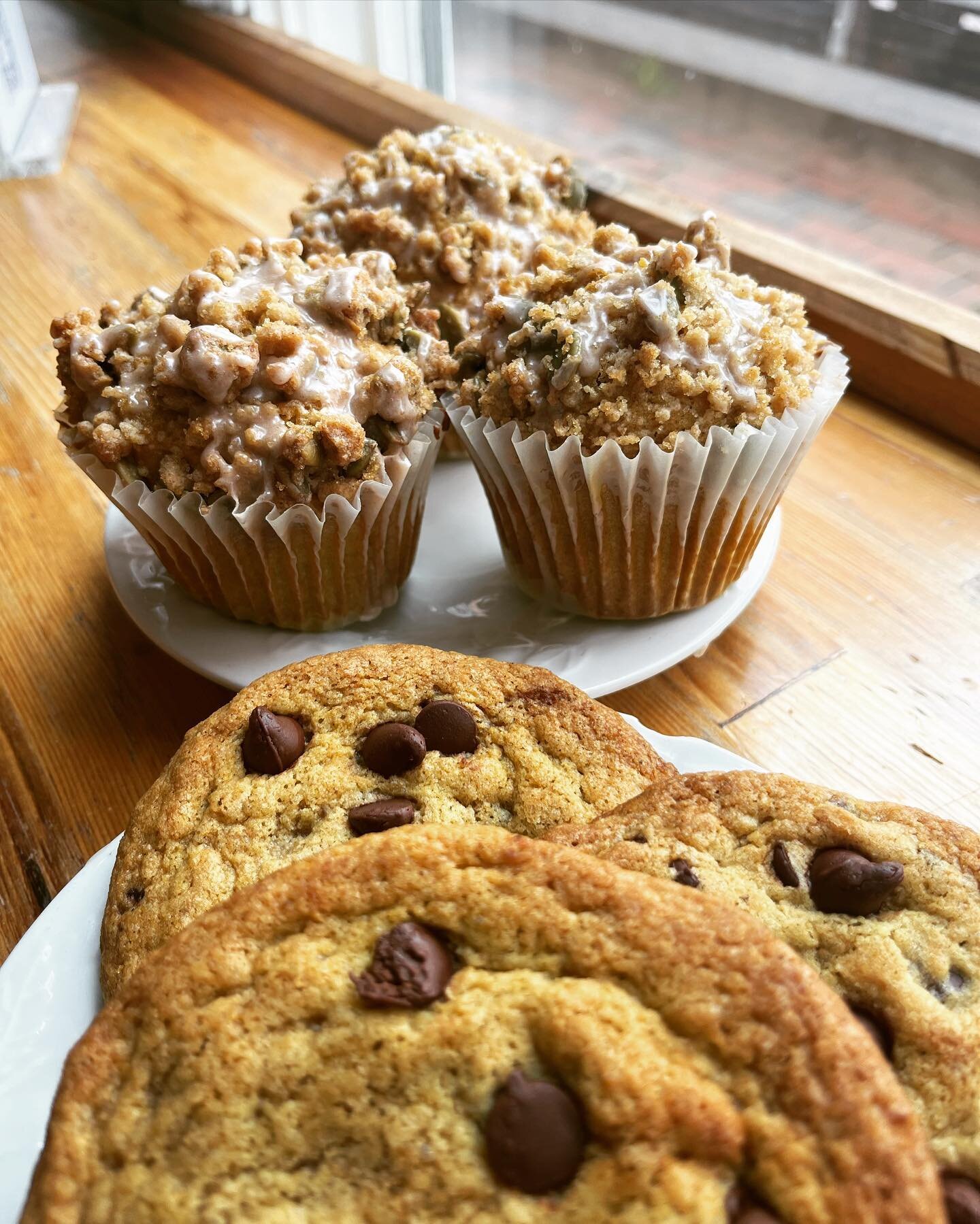 Vegan pumpkin muffins and some pumpkin chocolate chip cookies with a warm cuppa? Tasty snacks for this fall like weather.