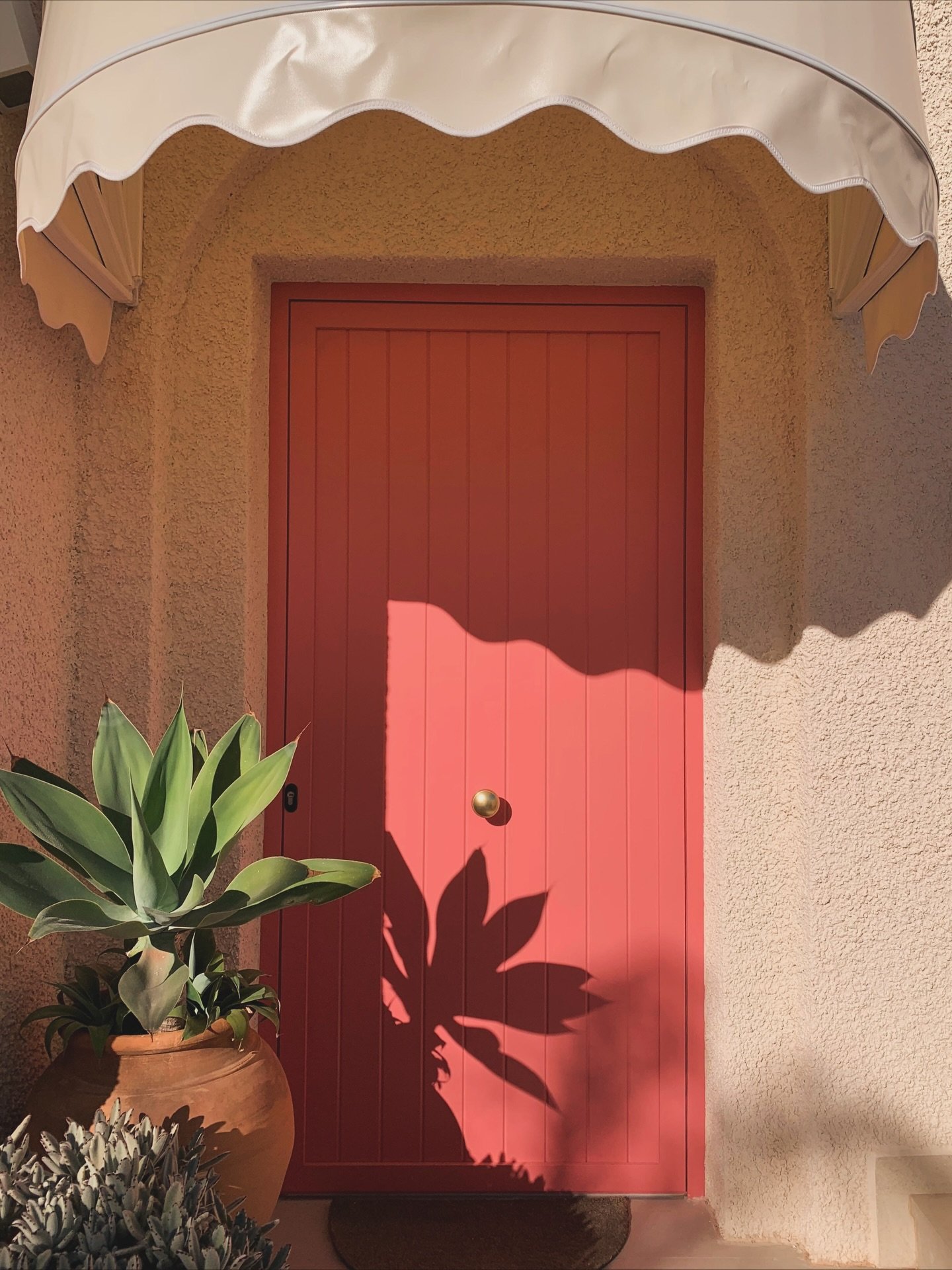 Serving vintage attitude from the very first step.
Our new retro canopy is here to set the tone &mdash; consider this your warm welcome.

#TheDelano #RetroEntrance #DesignCrush #MidcenturyModern #TravelInStyle #CostaBlancaVibes #mediterraneanmelancho