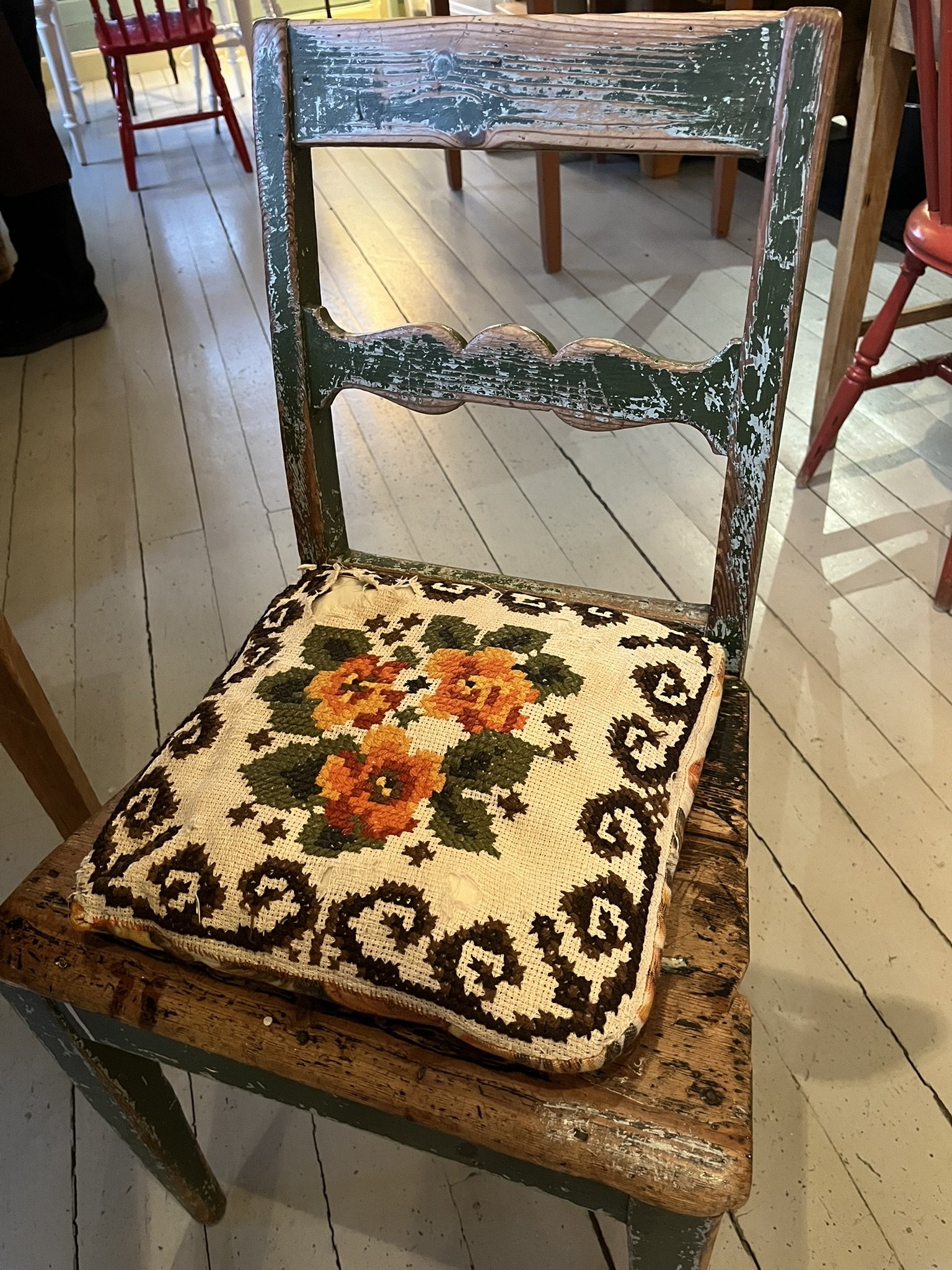 Mammas gamle broderte pute har stor affeksjonsverdi.