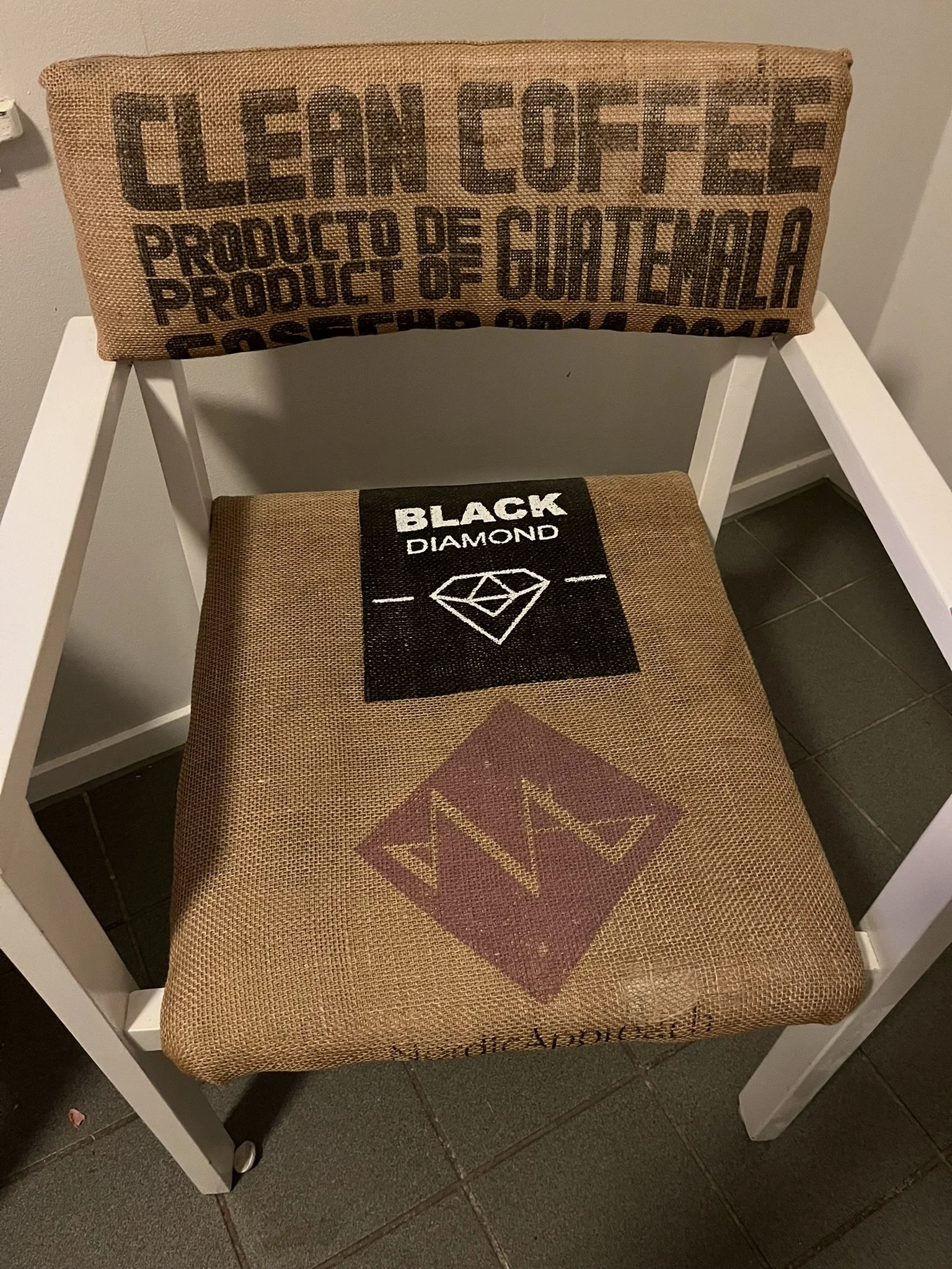 Kaffesekkene fra Guatemala og Brazil blir eksotiske stoltrekk.