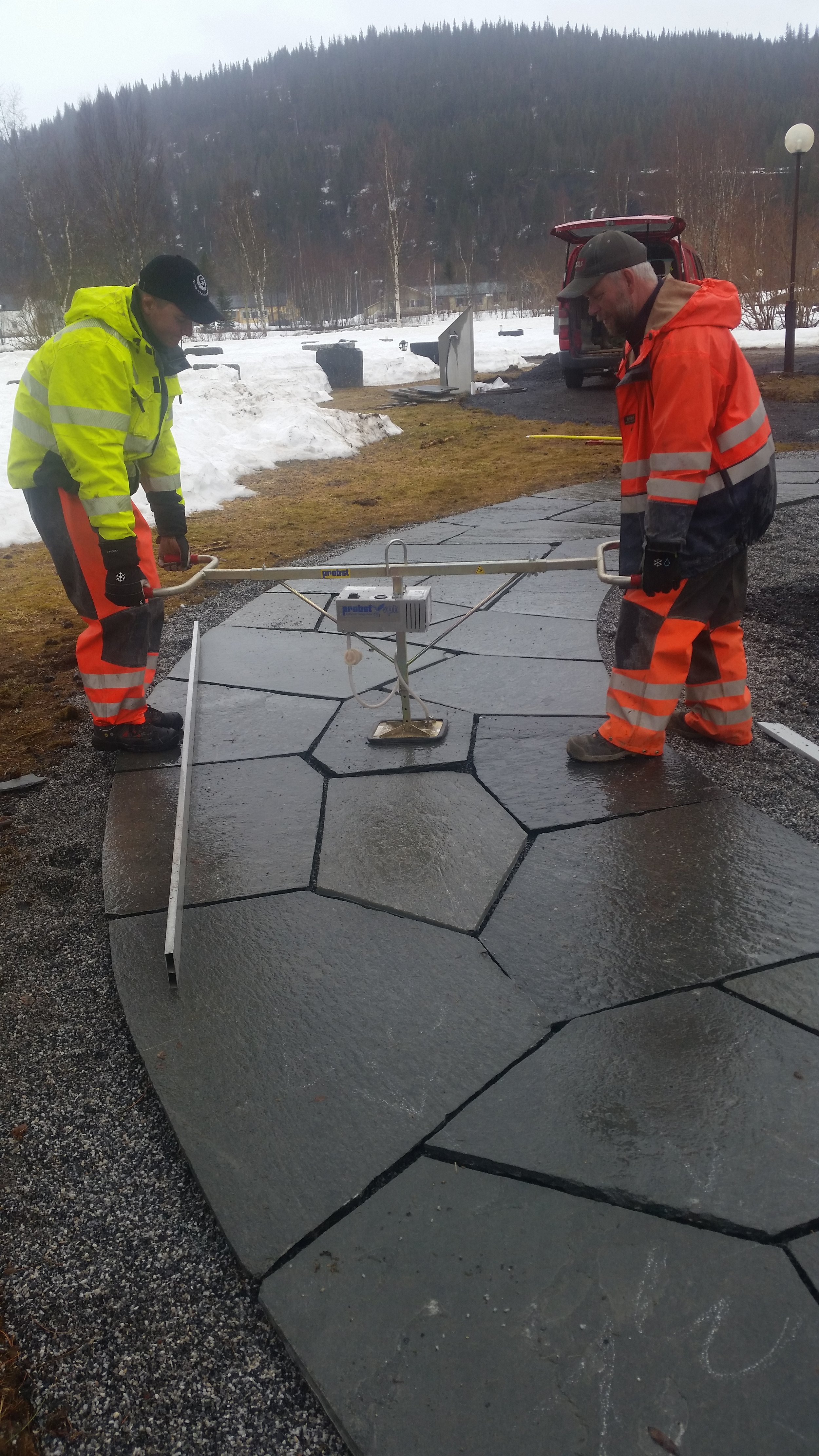 3.	To anleggsgartnere, Kasper Aurstad t.v. og Børre Reinfjord, i sving med å etablere minnelund på en kirkegård. 