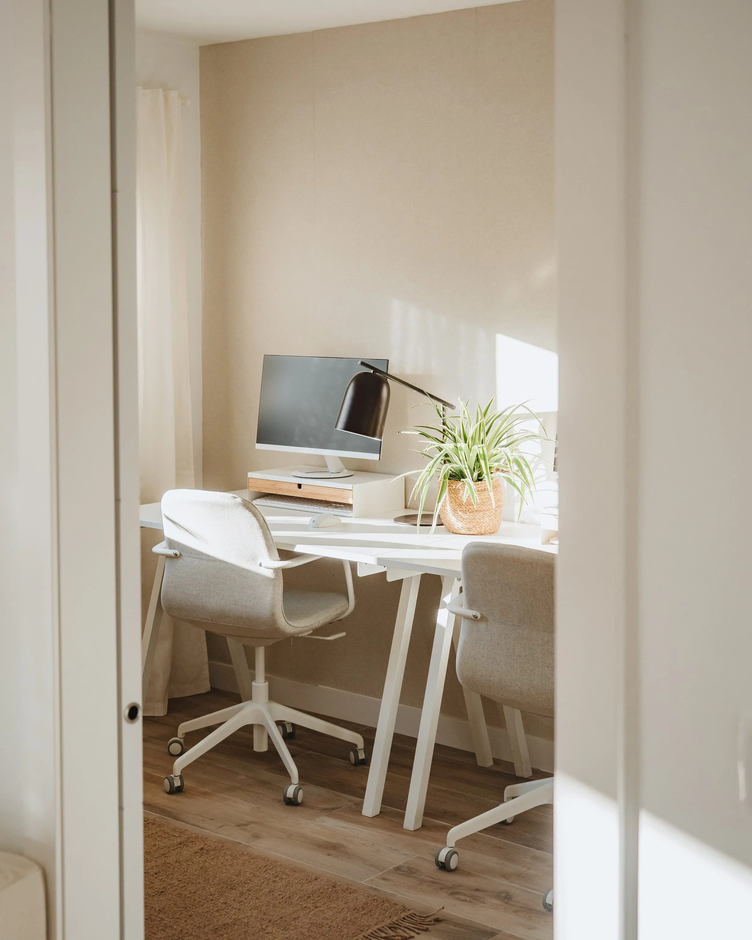 Proyecto decoración. Espacio de trabajo bañado por la luz de atardecer.