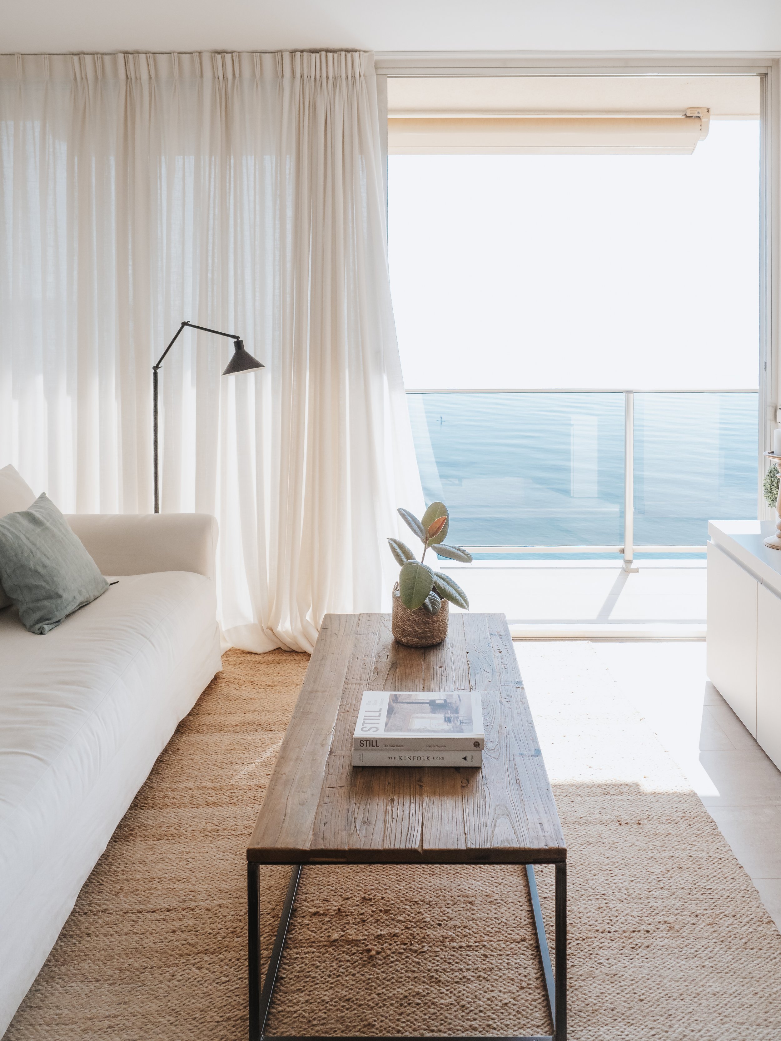 Proyecto de decoración en Calpe. Un salon diseñado para disfrutar de las vistas al mar.