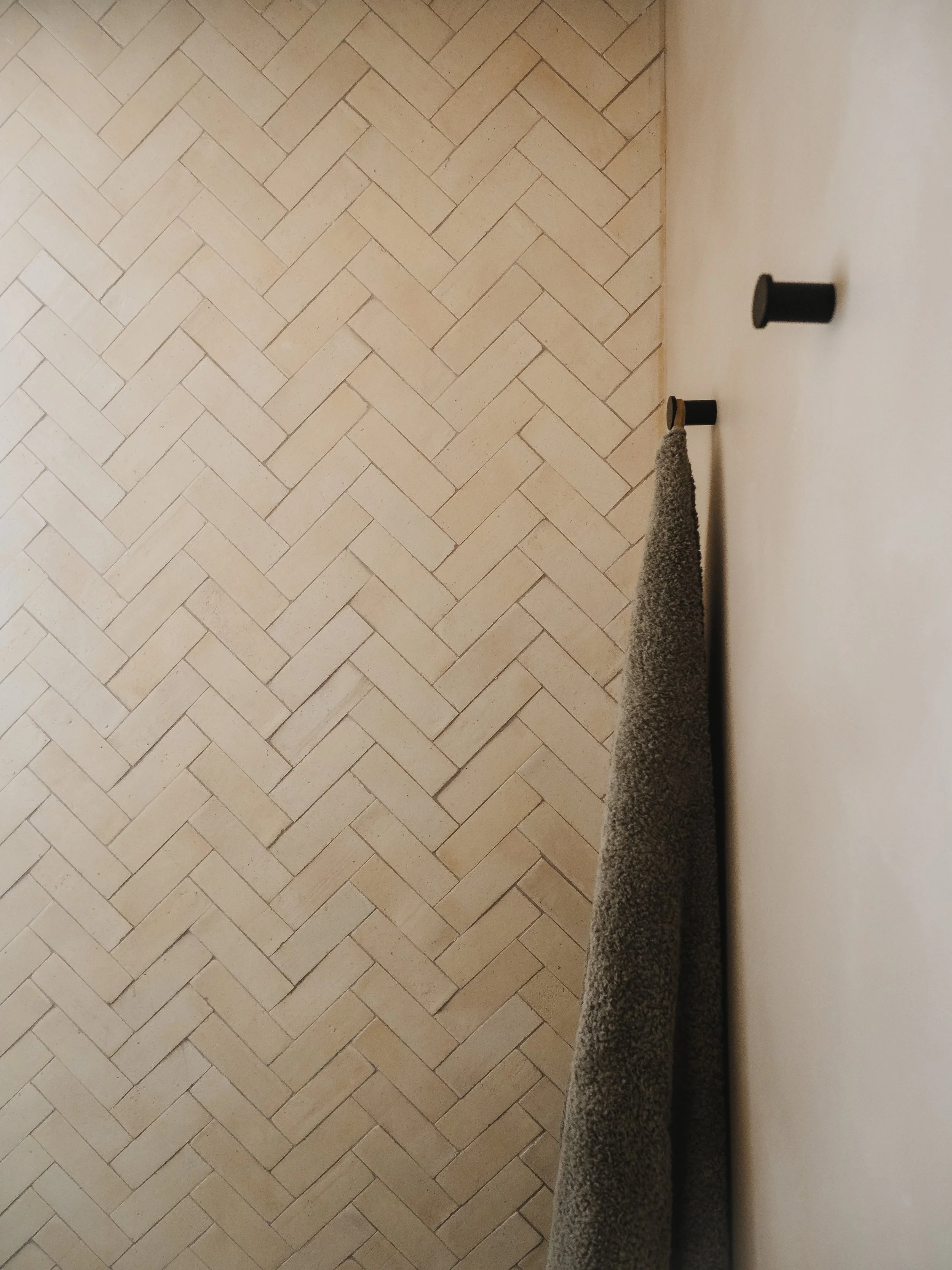 Proyecto de Interiorismo en Calpe. Un baño diseñado con materiales naturales y texturas artesanales. Los protagonistas son el barro y el microcemento.