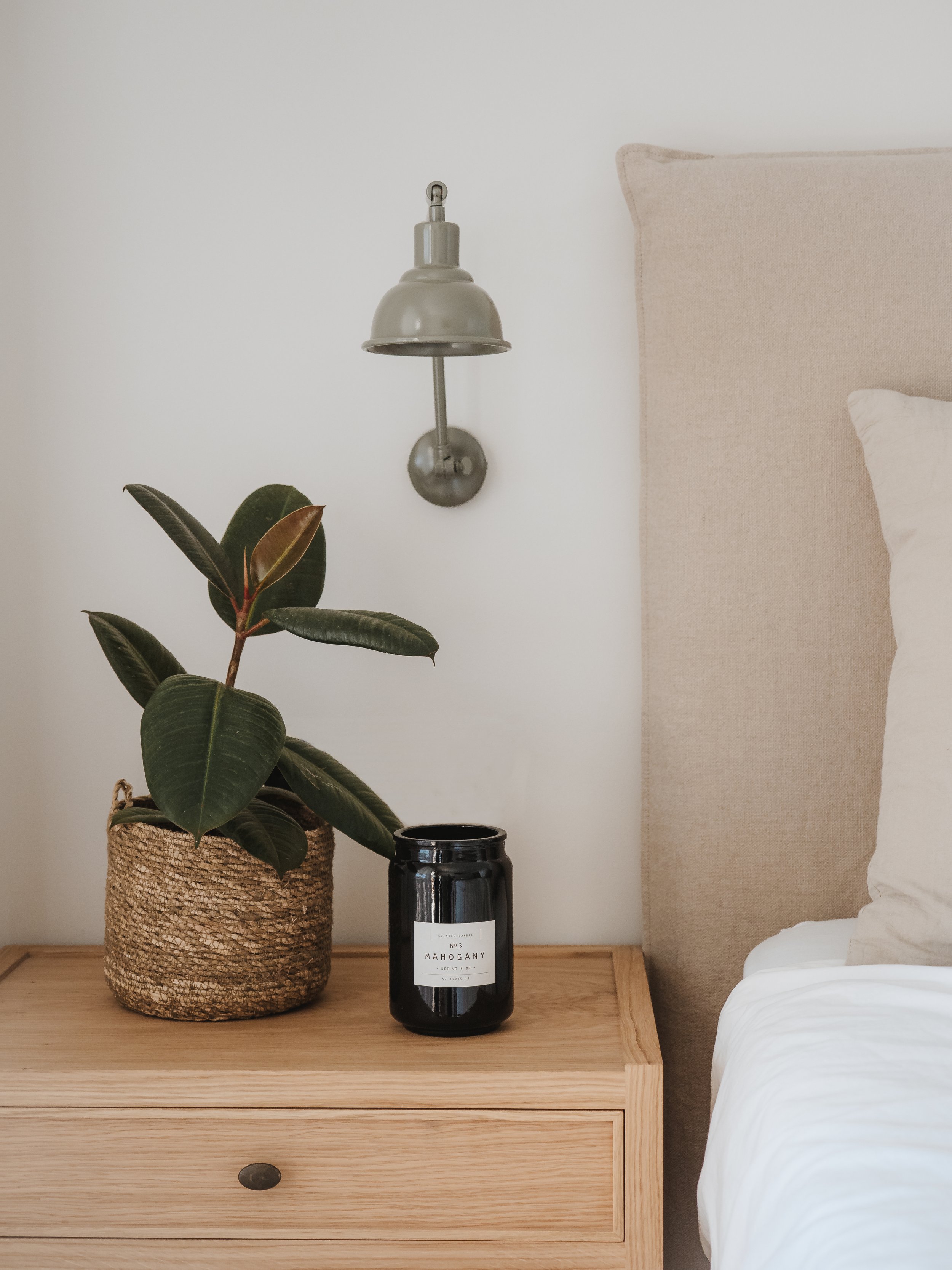 Proyecto de decoración en Calpe. Dormitorio que te invita al descanso. Tonalidades cálidas, lino natural y madera.