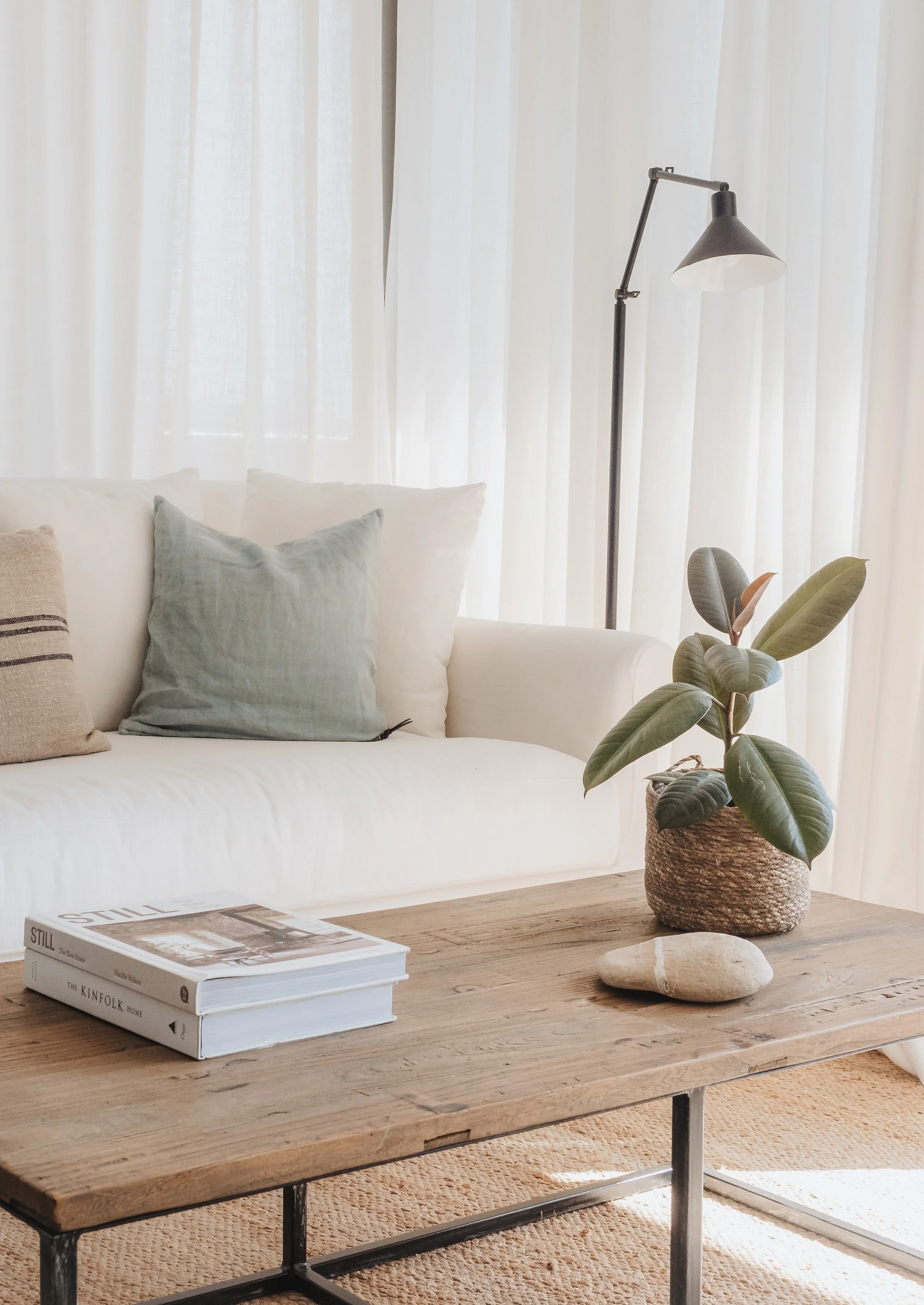 Proyecto de decoración en Calpe. Salon acogedor, atemporal y cálido. Con esencia mediterránea y materiales naturales.