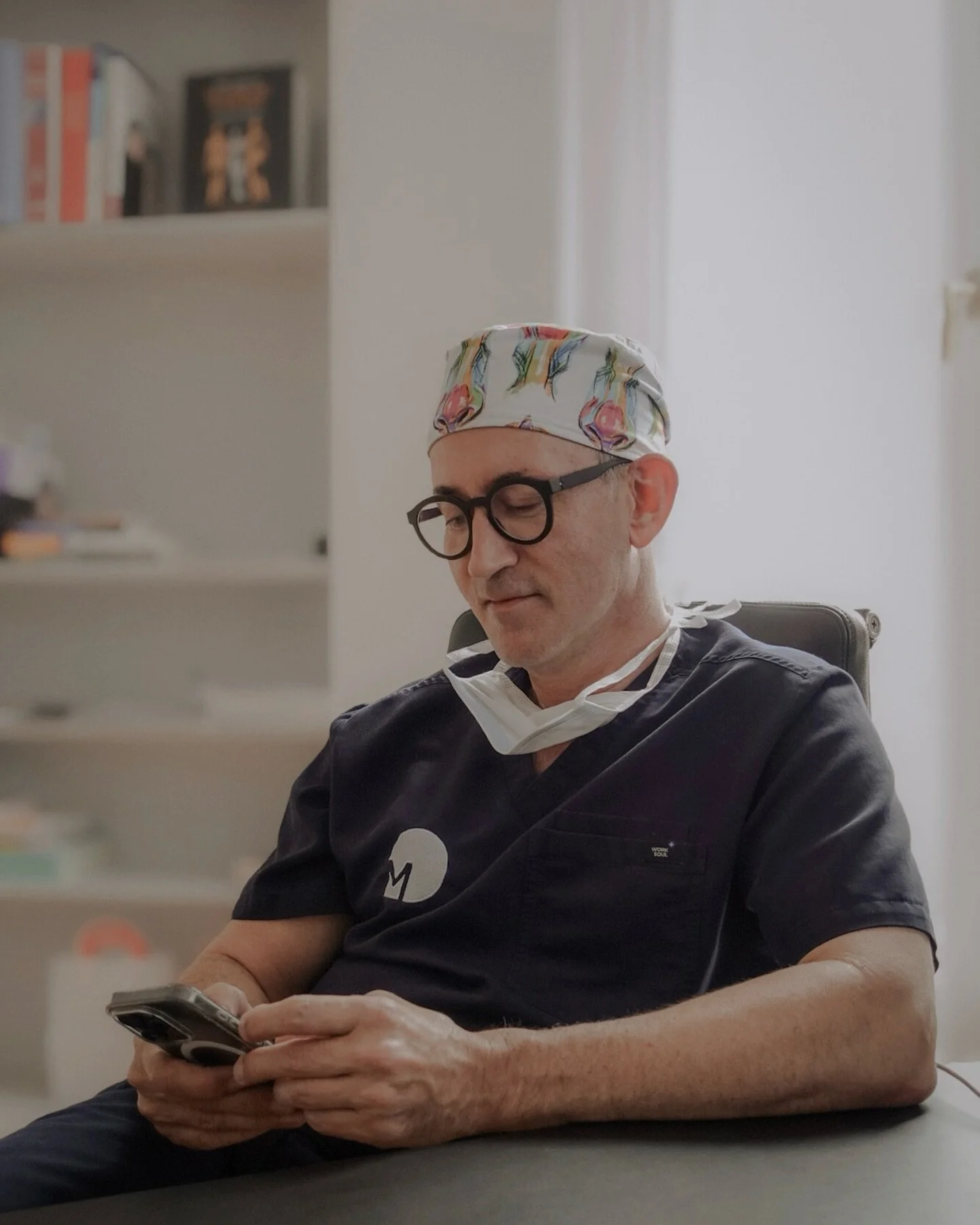 Ein Moment zwischen den Behandlungen – Chirurg @doc.roessing im OP-Alltag.
Wer schon einmal bei ihm war, weiß: Er nimmt sich Zeit, hört zu und schafft es, dass man sich vom ersten Gespräch an gut aufgehoben fühlt.
Die let
