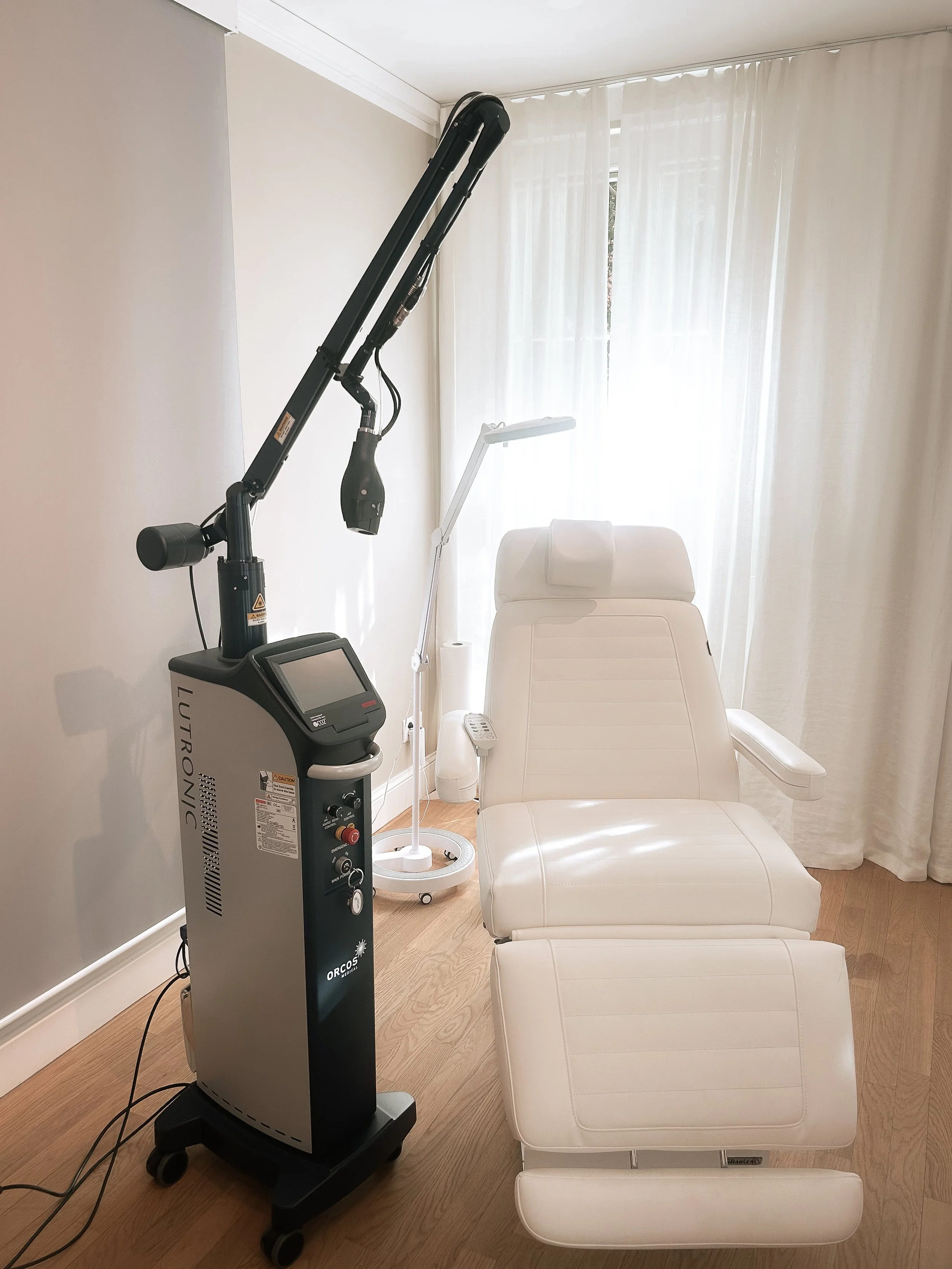 Der CO2-Laser steht links neben dem Behandlungsstuhl in einem Behandlungszimmer der Metropolitan Clinic