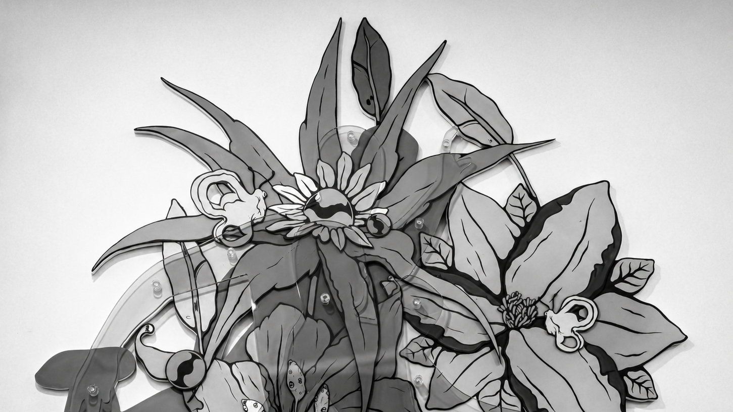 Placa decorativa com desenho de flores e folhas tropicais em preto e branco.