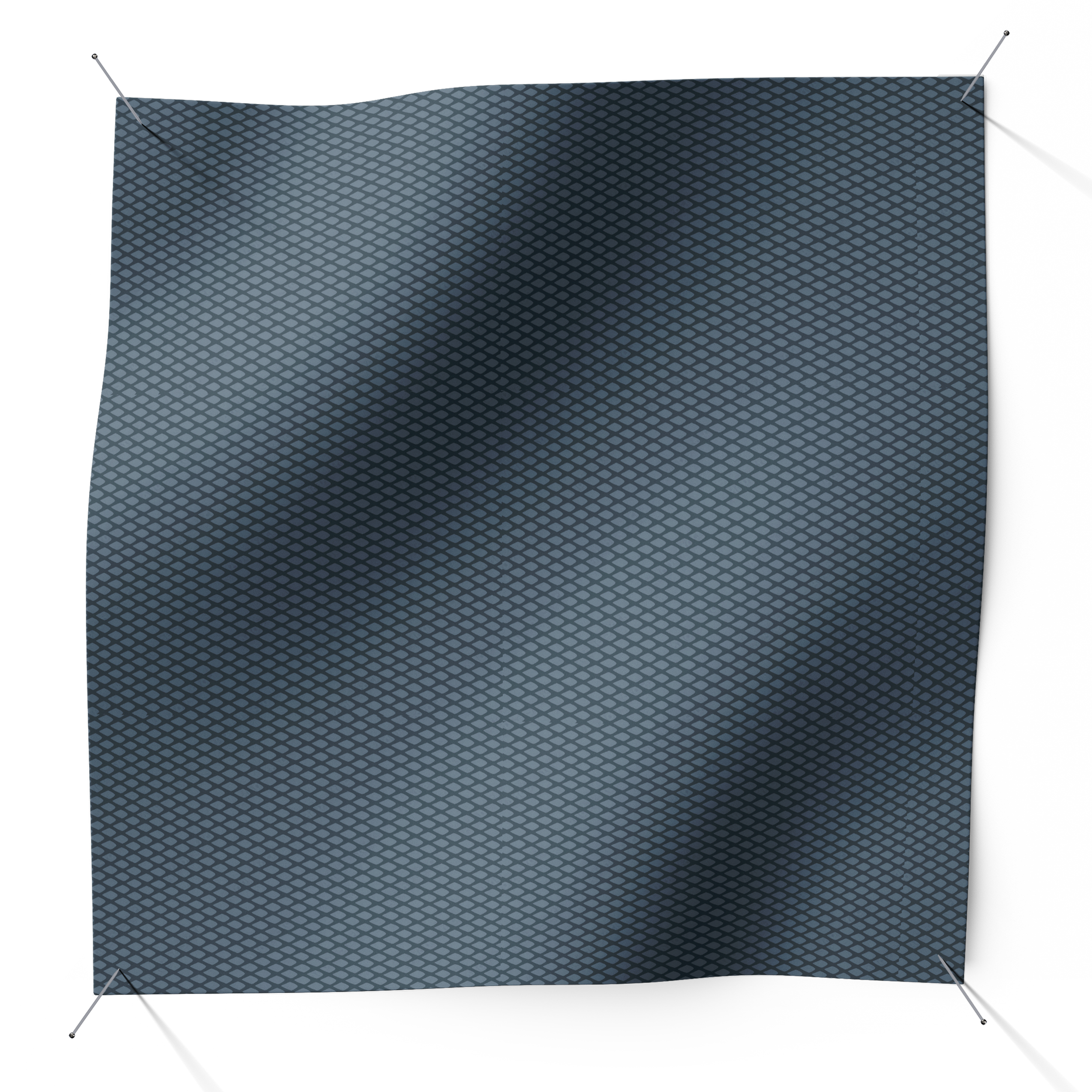 Tenda da sole grigia con motivi a diamanti, supportata da cavi in una zona esterna.