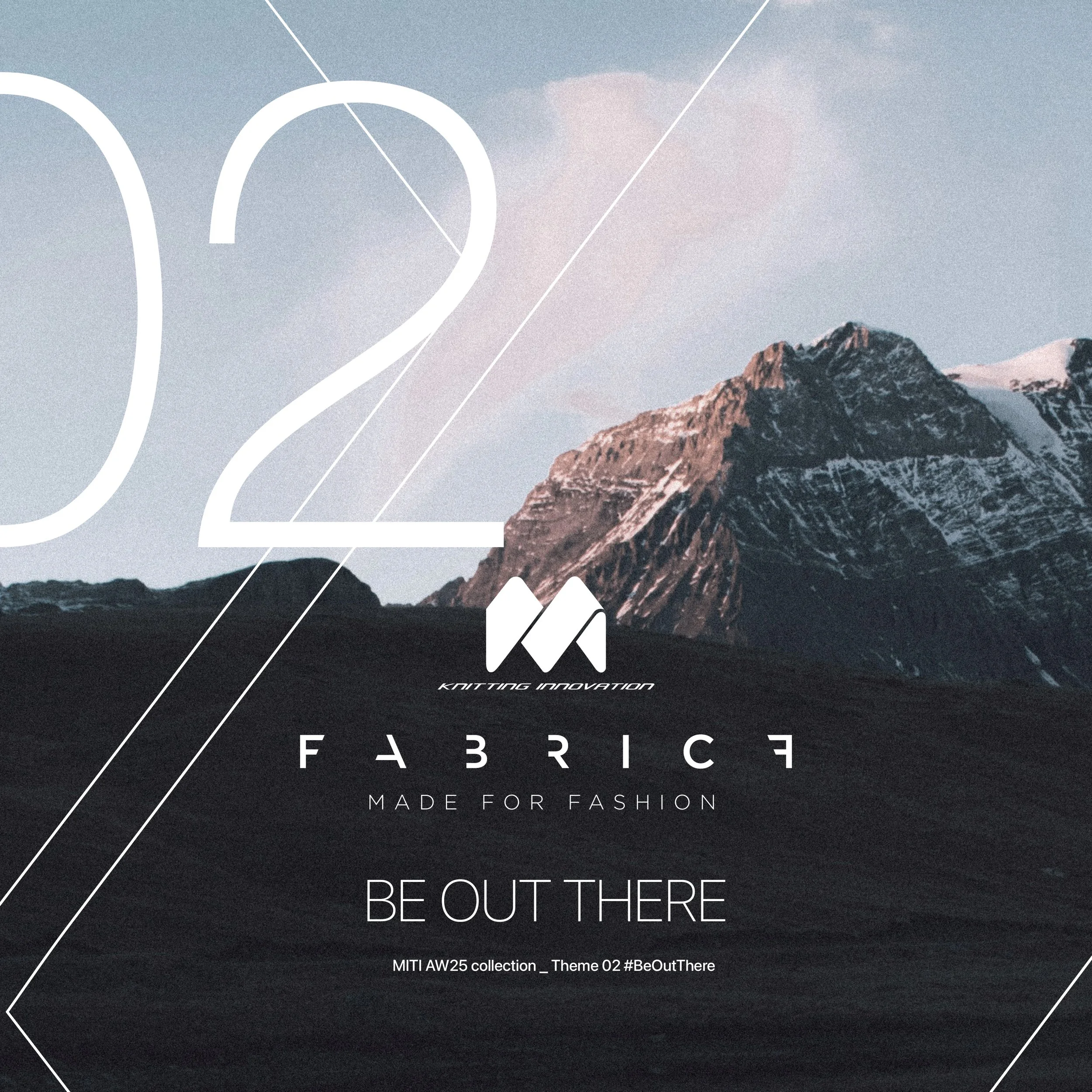 Immagine di un paesaggio montano con cime innevate al tramonto, con grandi numeri 0 e 2 sovrapposti e testo promozionale per la collezione di moda.