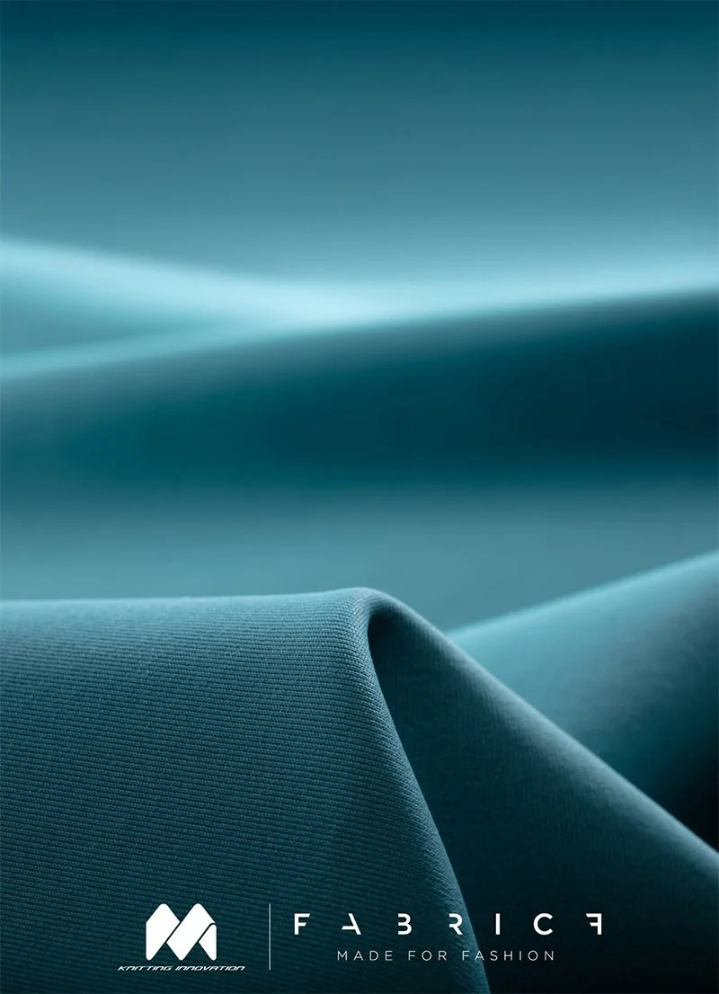 Tessuto in tessuto blu con sovrapposizioni di luci soft, logo di 'Knitting Innovation' e testo 'Fabric - Made for Fashion'