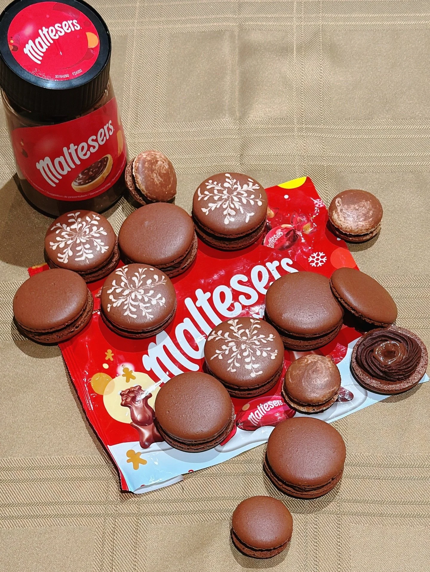 Chocolate on chocolate on chocolate.
Maltesers macarons filled with rich chocolate ganache and a proper Malteser spread centre &mdash; crisp shells, creamy middle, zero restraint 🍫

Tagging the real MVP: @maltesers 

This is my contribution to the #